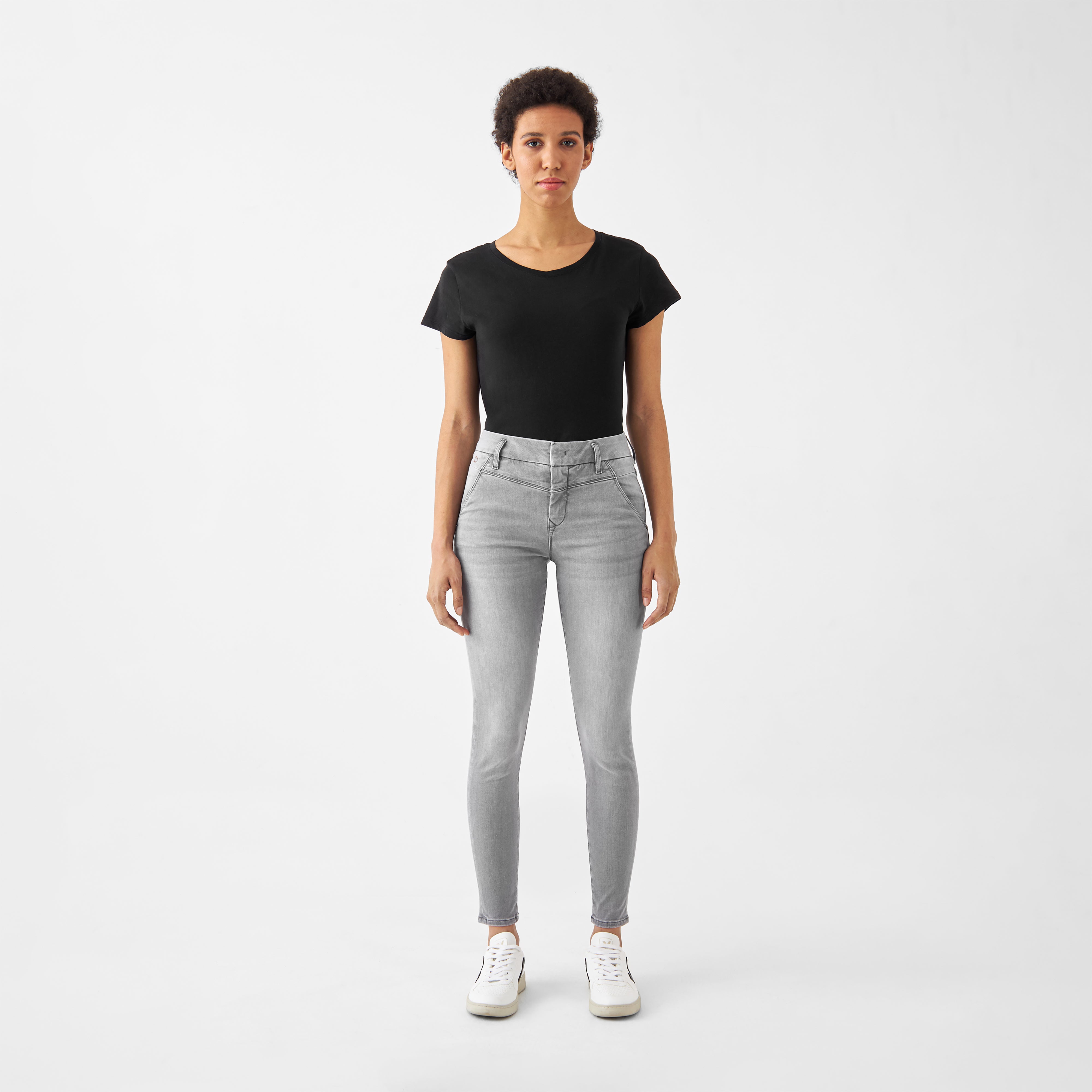 SUN UP Skinny Jeans in Silver Denim, mid-rise, Powerstretch; schräge Außennähte, Saumschlitz, leicht verkürztes Bein.