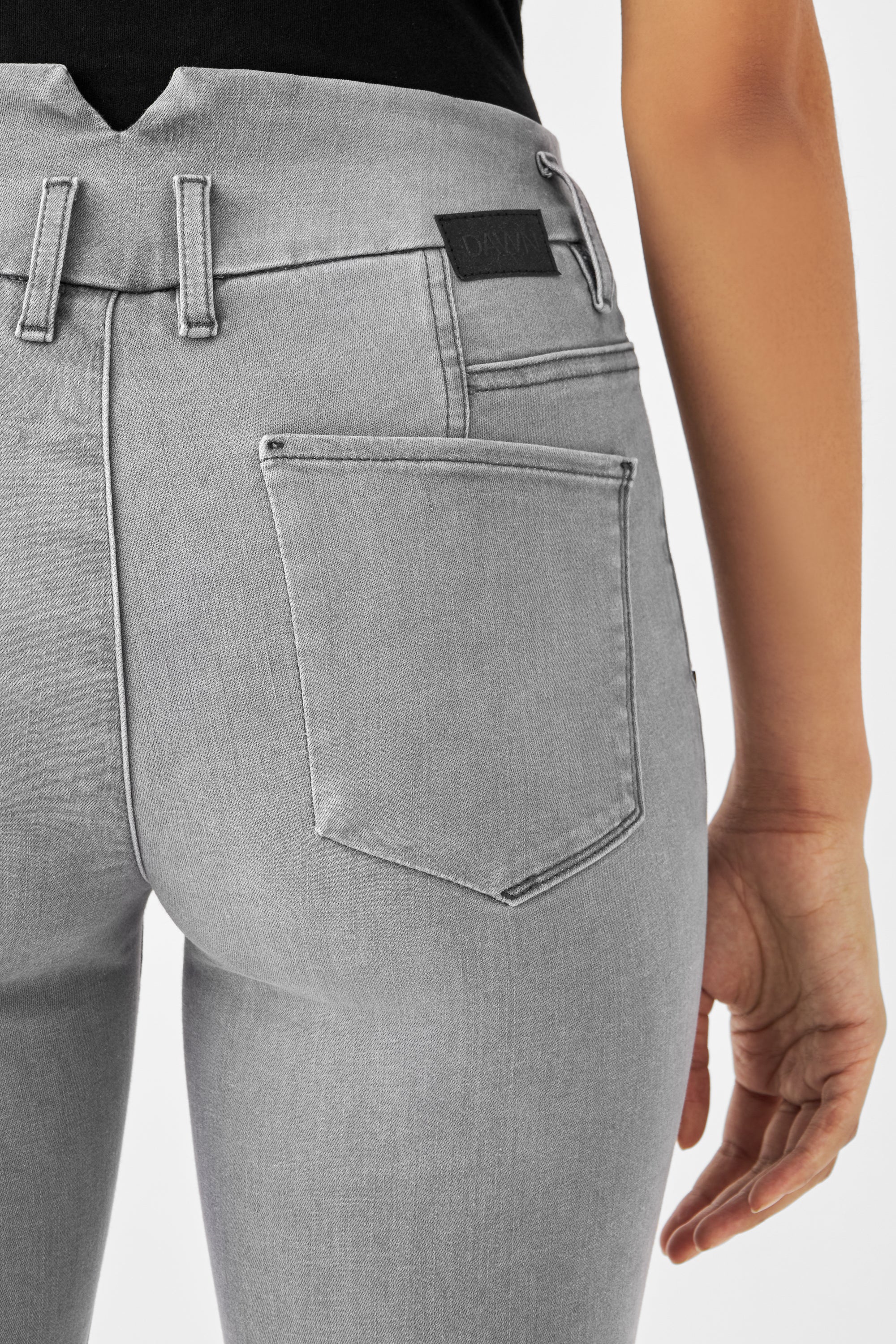 DAWN SUN UP Skinny Powerstretch in Silver Denim: mittelhoch sitzende Jeans mit einer hinteren Tasche und DAWN-Label am Bund.