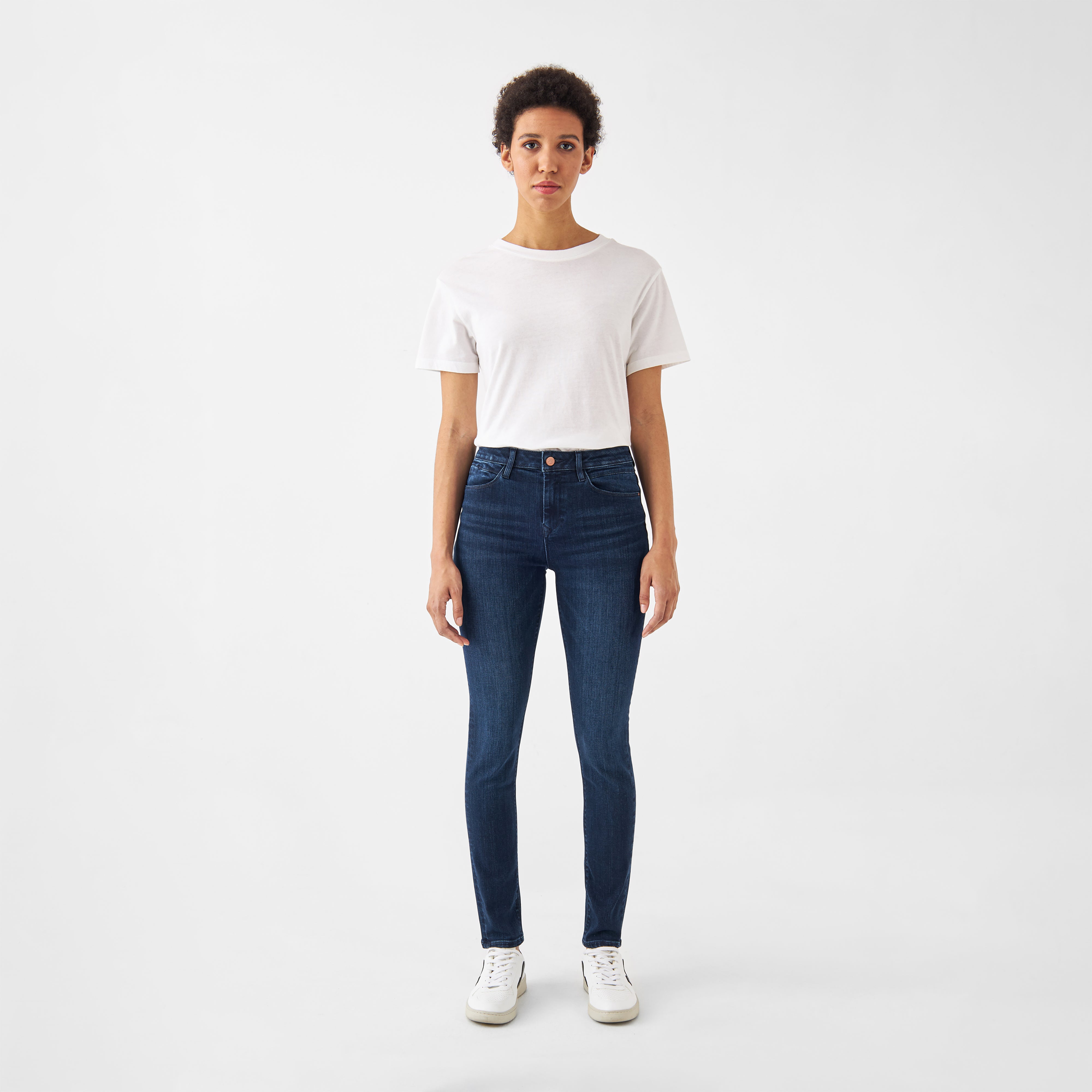 Dunkelblaue SUN UP Skinny Powerstretch-Jeans, mittelhoch sitzend, formt die Figur sanft; minimalistische Details an den Vordertaschen.