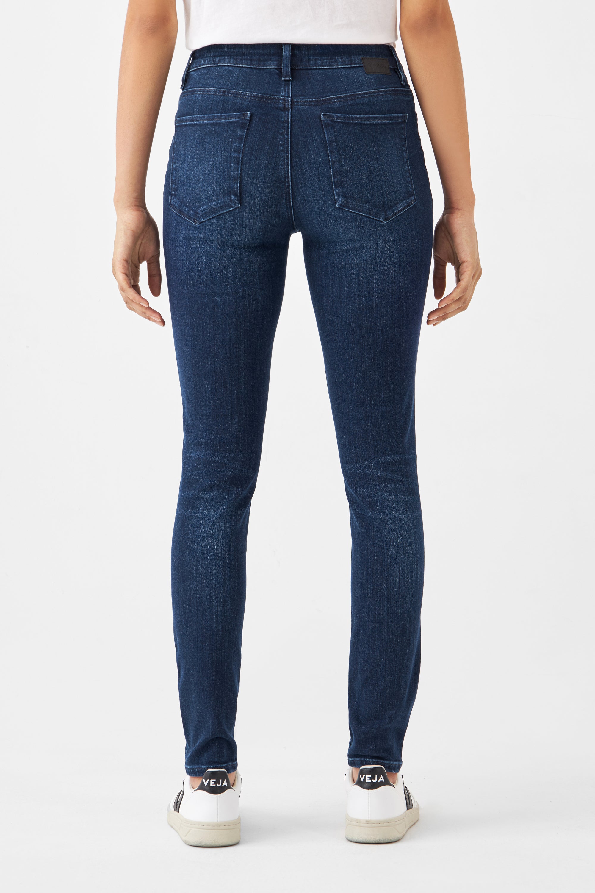 Dunkelblaue SUN UP Basic Skinny-Jeans, Rückansicht, mittelhoher Sitz, enge Passform, zwei Gesäßtaschen, Lederpatch am Bund.