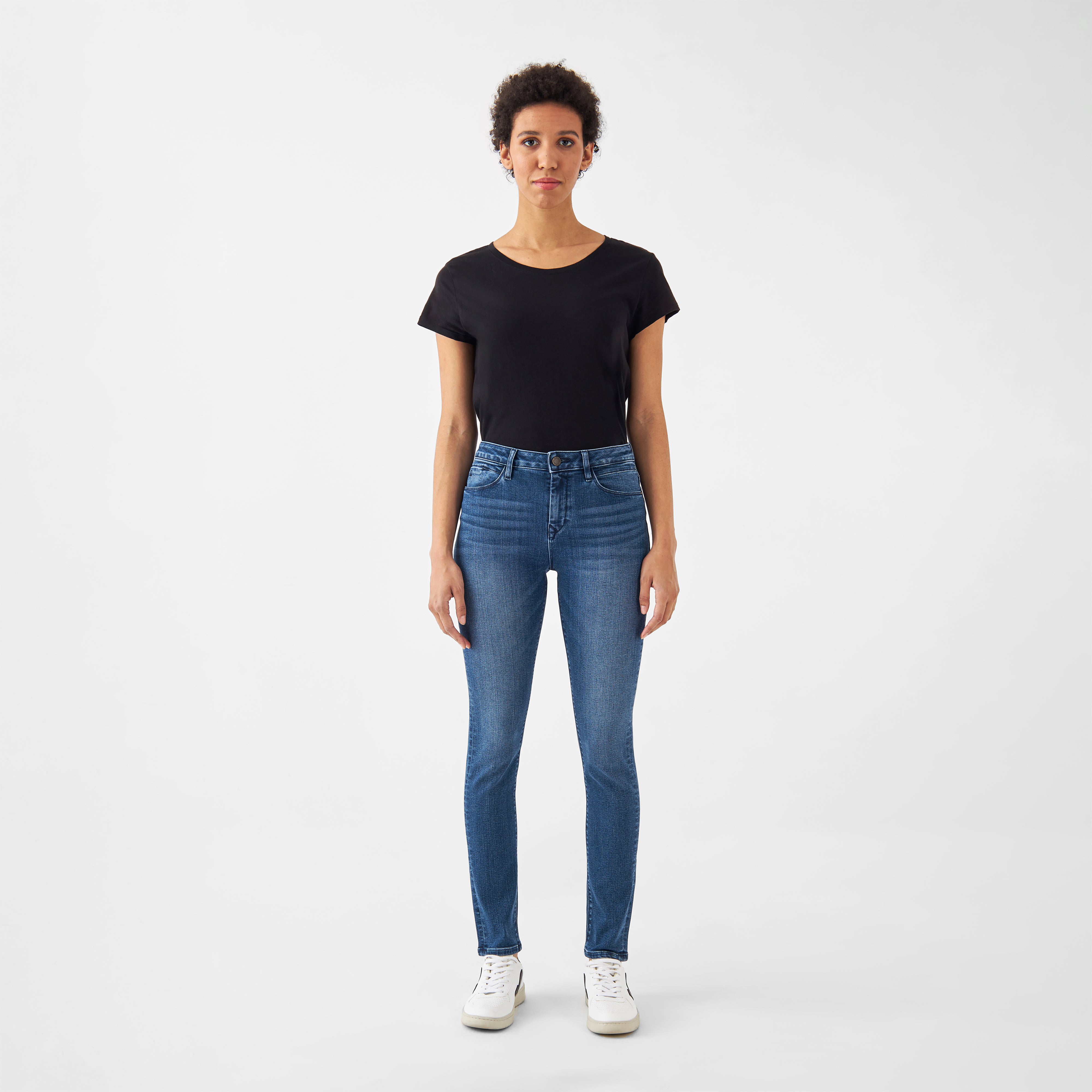 Frontansicht der SUN UP Skinny Powerstretch Basic Jeans in Medium Blue, mittelhoher Bund, eng anliegende Skinny-Passform, dezente Taschen-Details.