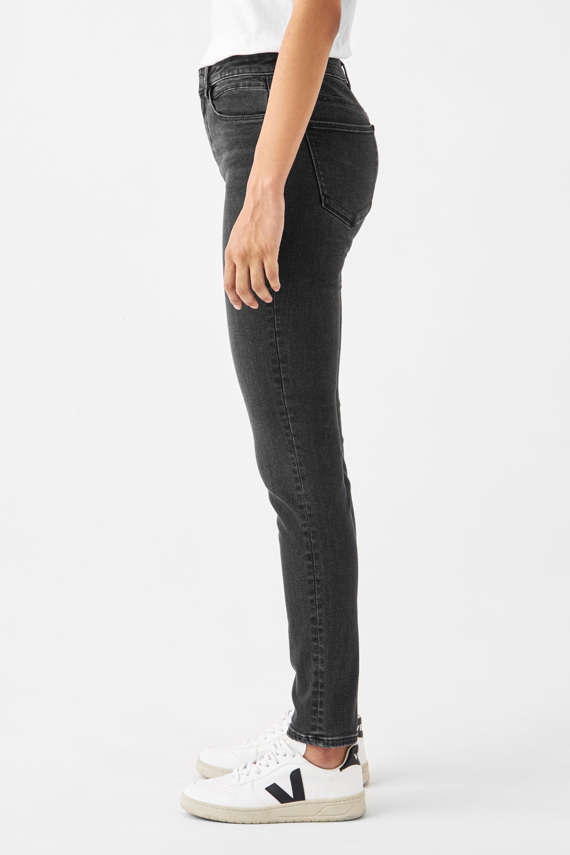 SUN UP Skinny Jeans Black Denim, mittelhoch an der Hüfte, figurnahe Passform durch Powerstretch, dezente Taschen – Seitenansicht.