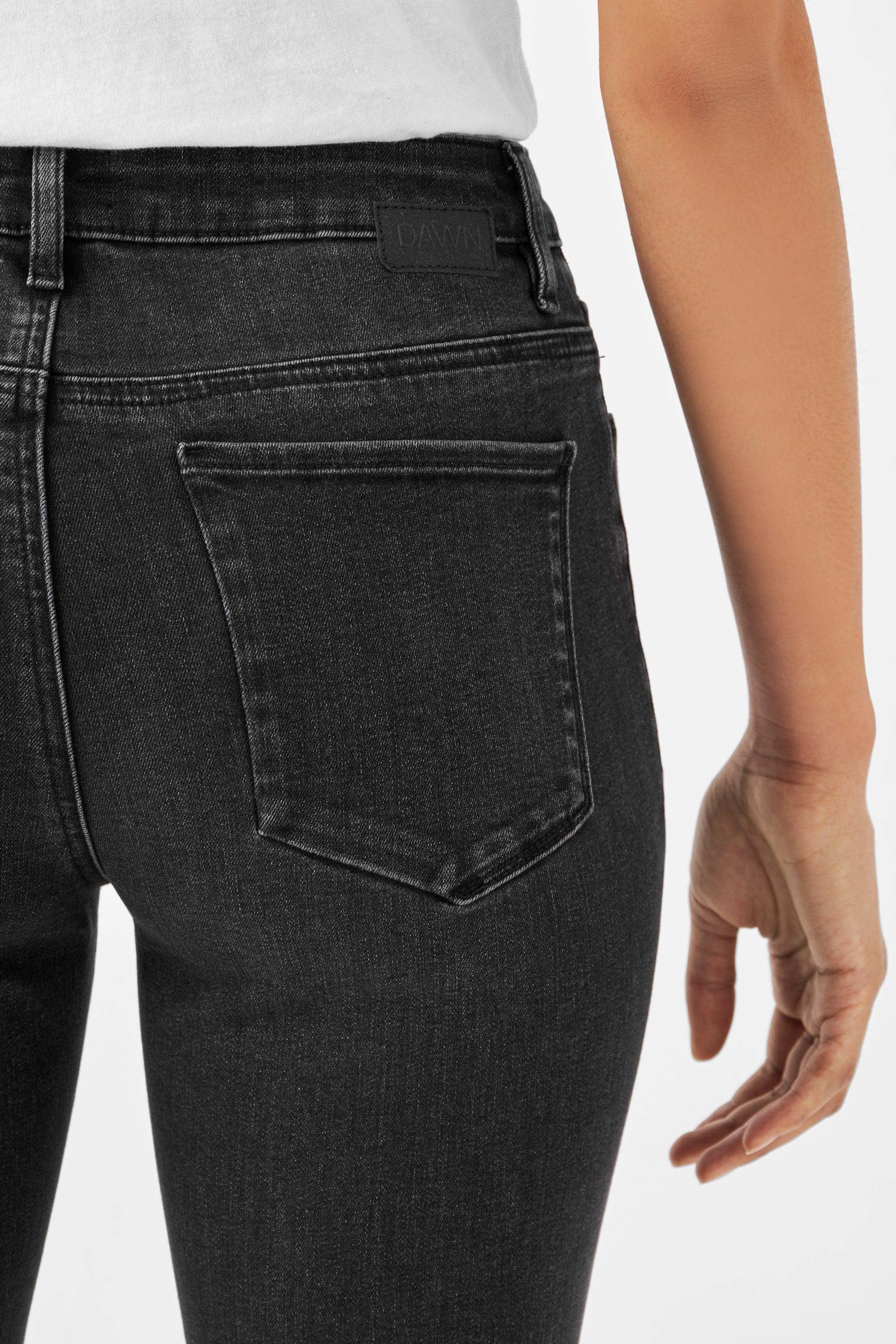 Schwarze SUN UP Basic Skinny-Jeans von DAWN, Rückansicht mit enger Passform, sichtbarer Rückentasche und DAWN-Label am Bund.