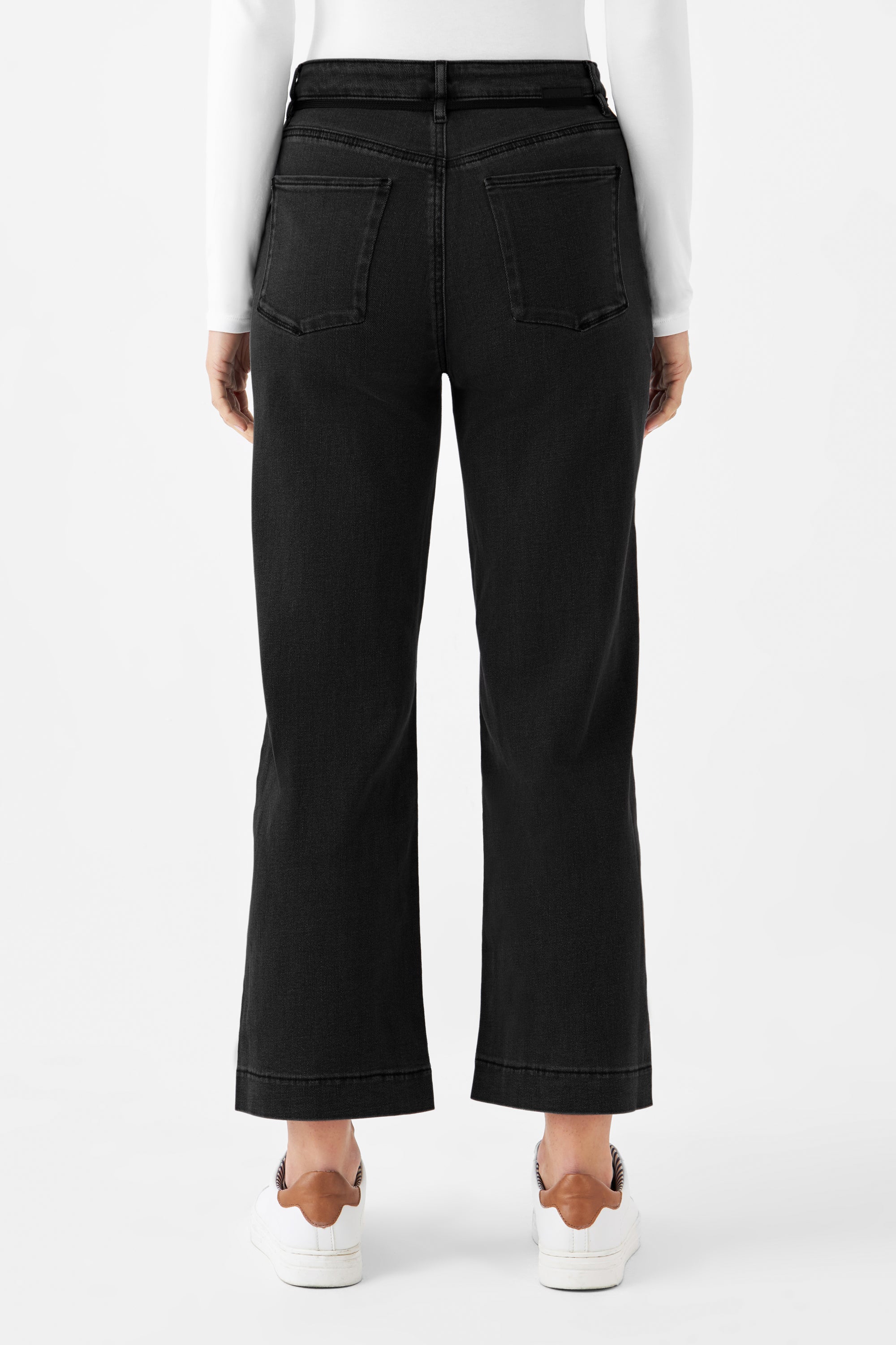 Rückenansicht einer schwarzen DEW Flared Cropped Soft Denim Jeans mit hohem Bund, französischen Taschen und ausgestelltem Bein.