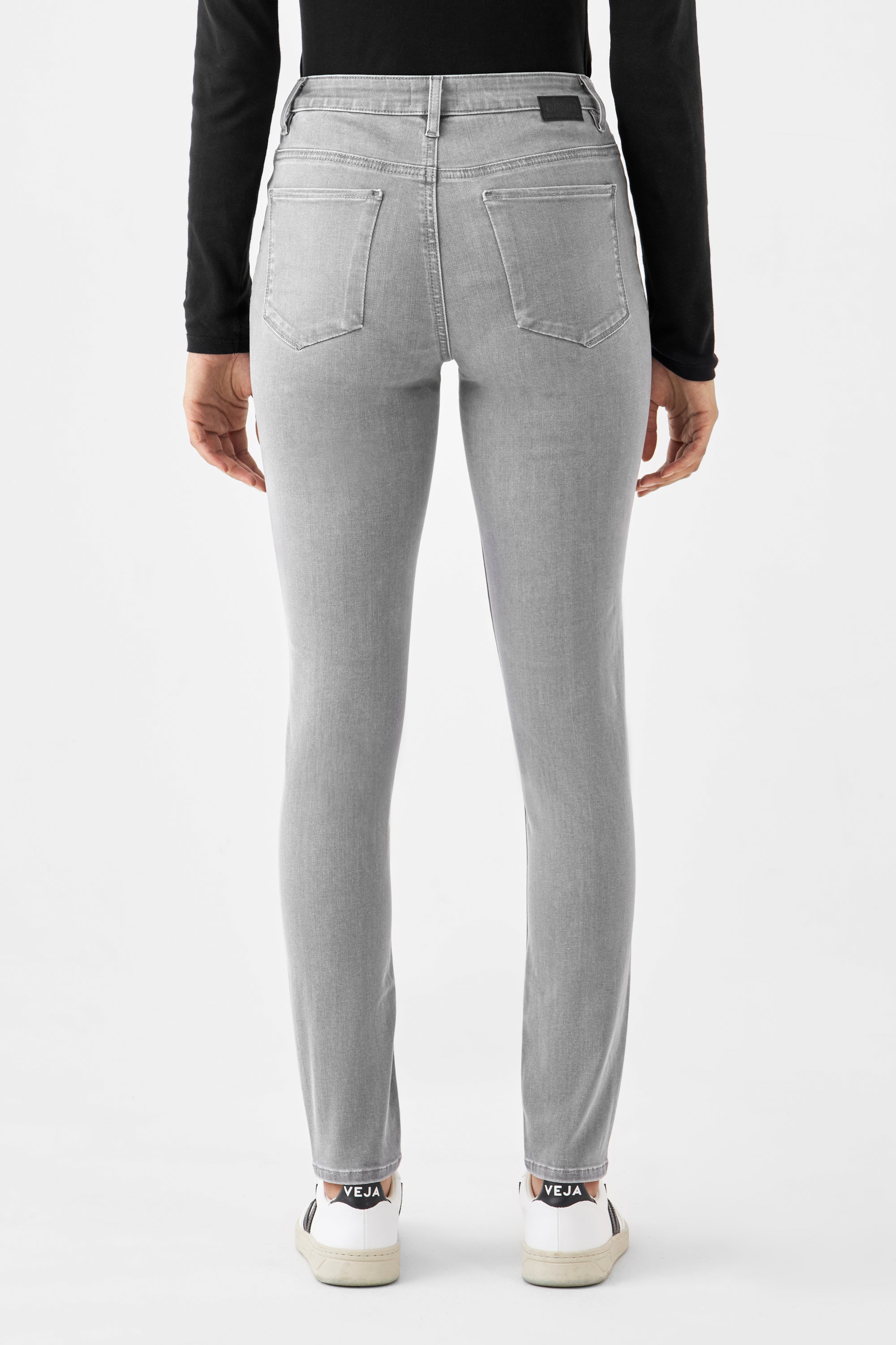 SUN UP Skinny Powerstretch Basic in Silver Denim, Rückenansicht: graue Jeans mit mittelhohem Bund und zwei Gesäßtaschen.