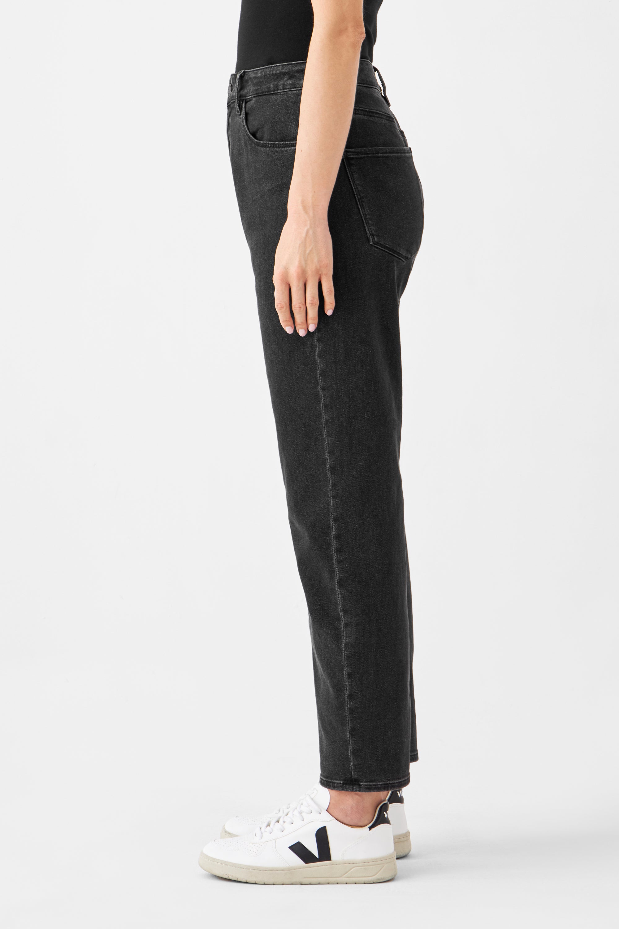 Schwarze STARDUST O-Shape Jeans, hoch tailliert, entspannt an der Hüfte und mittlerer Beinverlauf; Seitenansicht der Jeans.