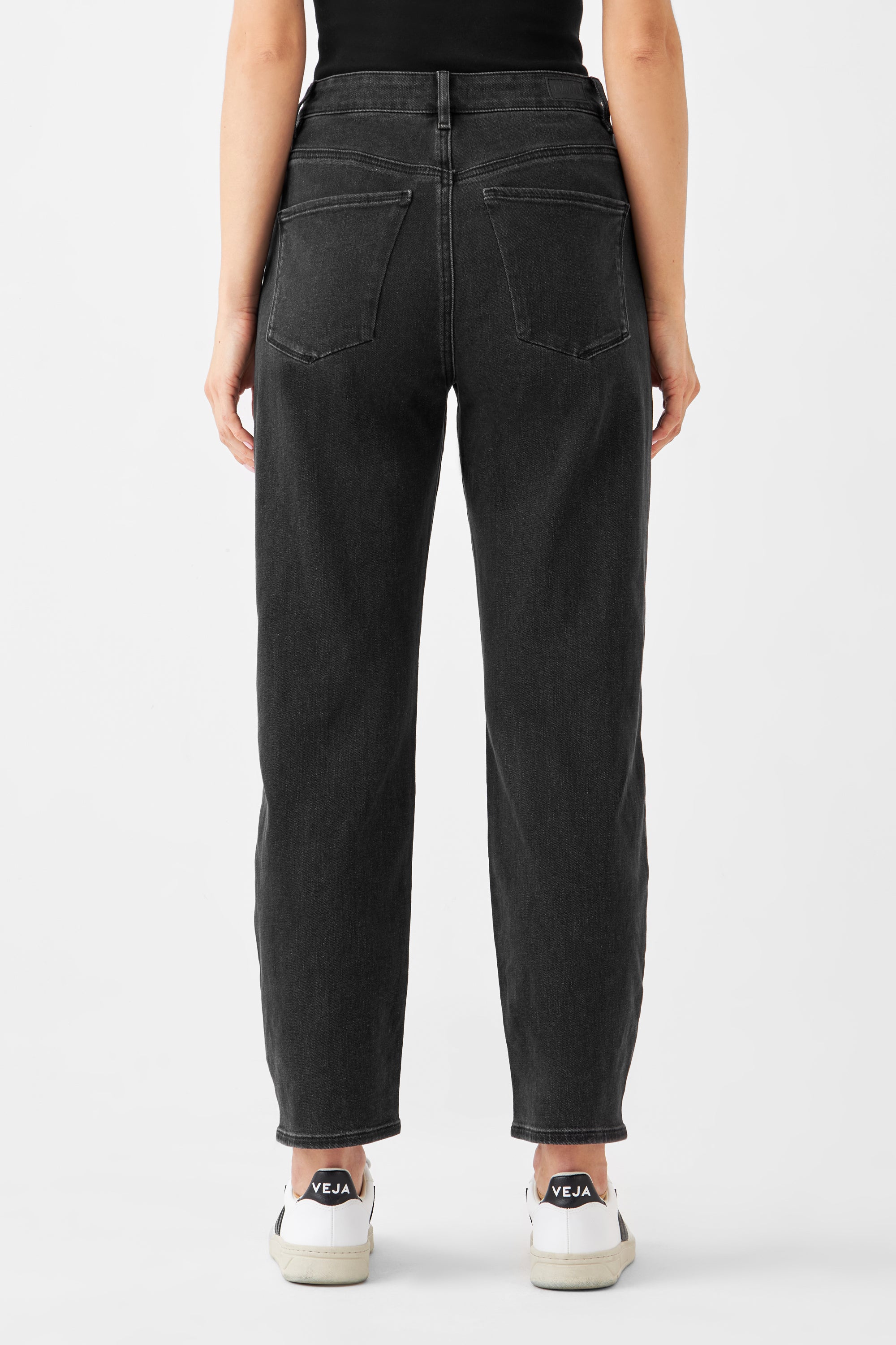 Rückansicht der schwarzen STARDUST O-Shape Jeans, hohe Taille, entspannte Hüfte, schmal zulaufendes Bein, zwei Gesäßtaschen.
