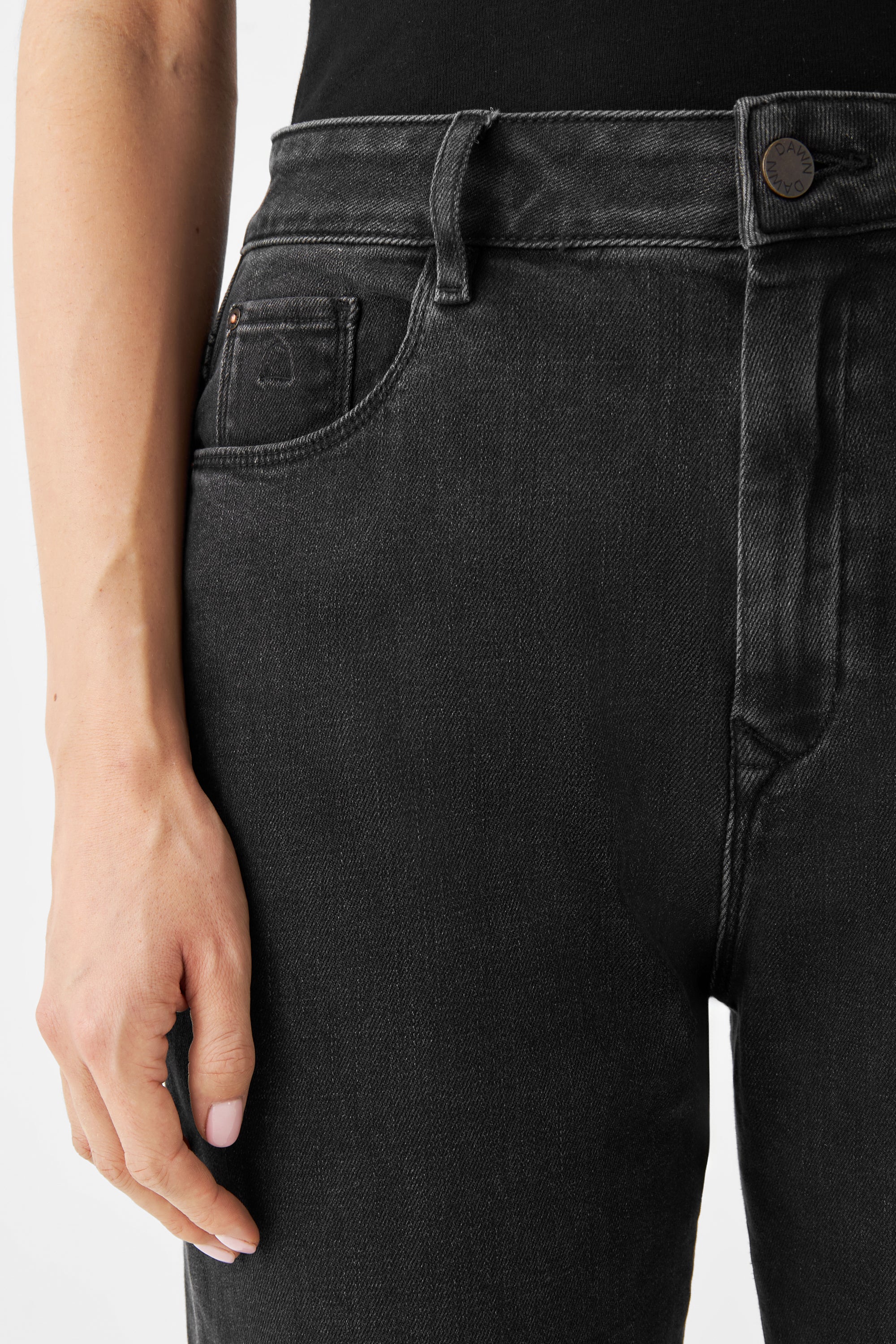 Schwarze STARDUST-Jeans O-Shape, High-Waist – Vorderansicht mit Fronttasche, Gürtel-Schlaufen und DAWN-Knopf; weiches Denim mit Stretch.