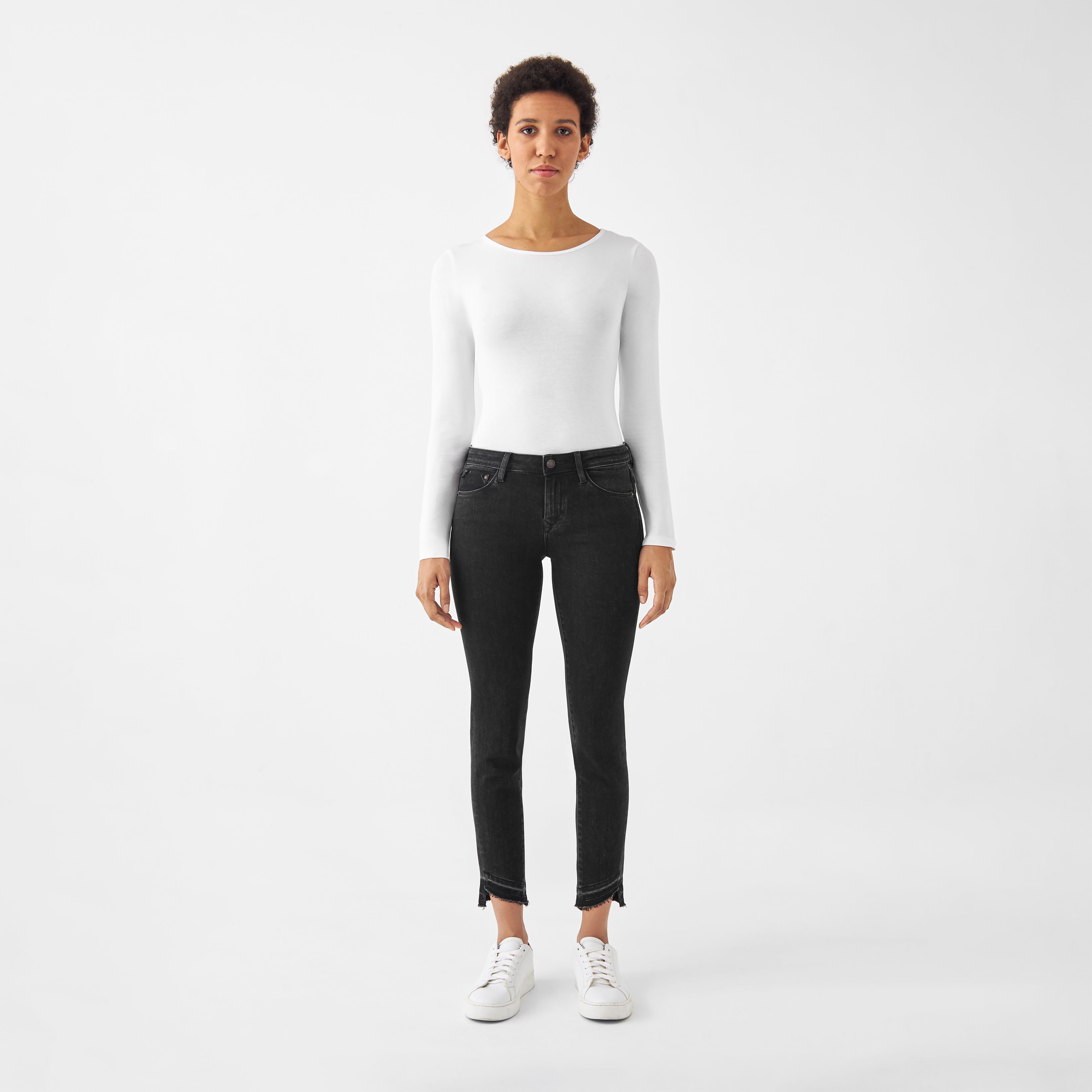 Frontansicht einer schwarzen MID SUN Slim-Fit Jeans aus Organic Comfortstretch, Low-Waist, 5-Pocket-Design, offener Saum.