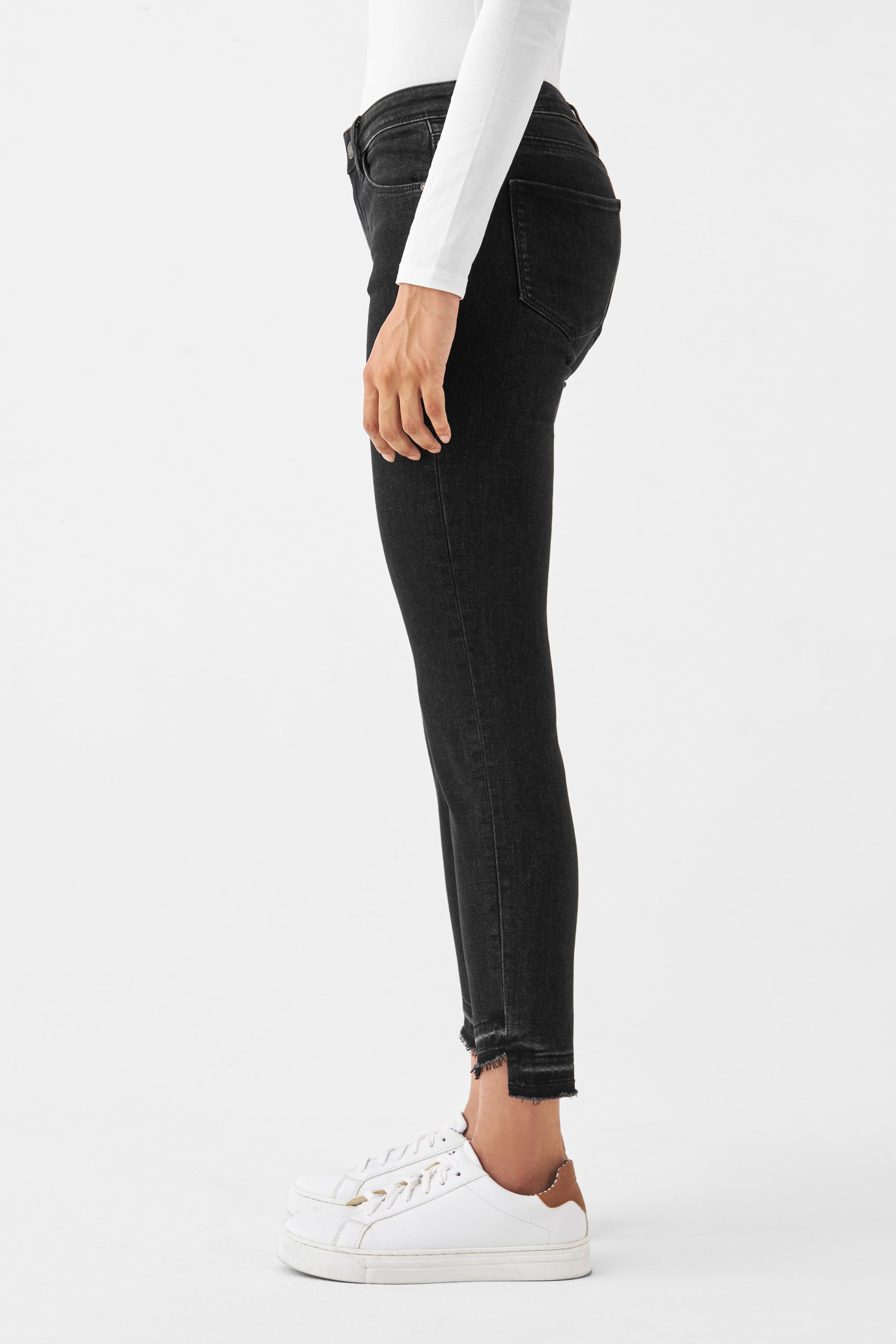 Schwarze MID SUN Slim-Fit Jeans, DAWN Denim, Organic Comfortstretch, Low-Waist, offener, fransiger Saum – seitliche Ansicht.