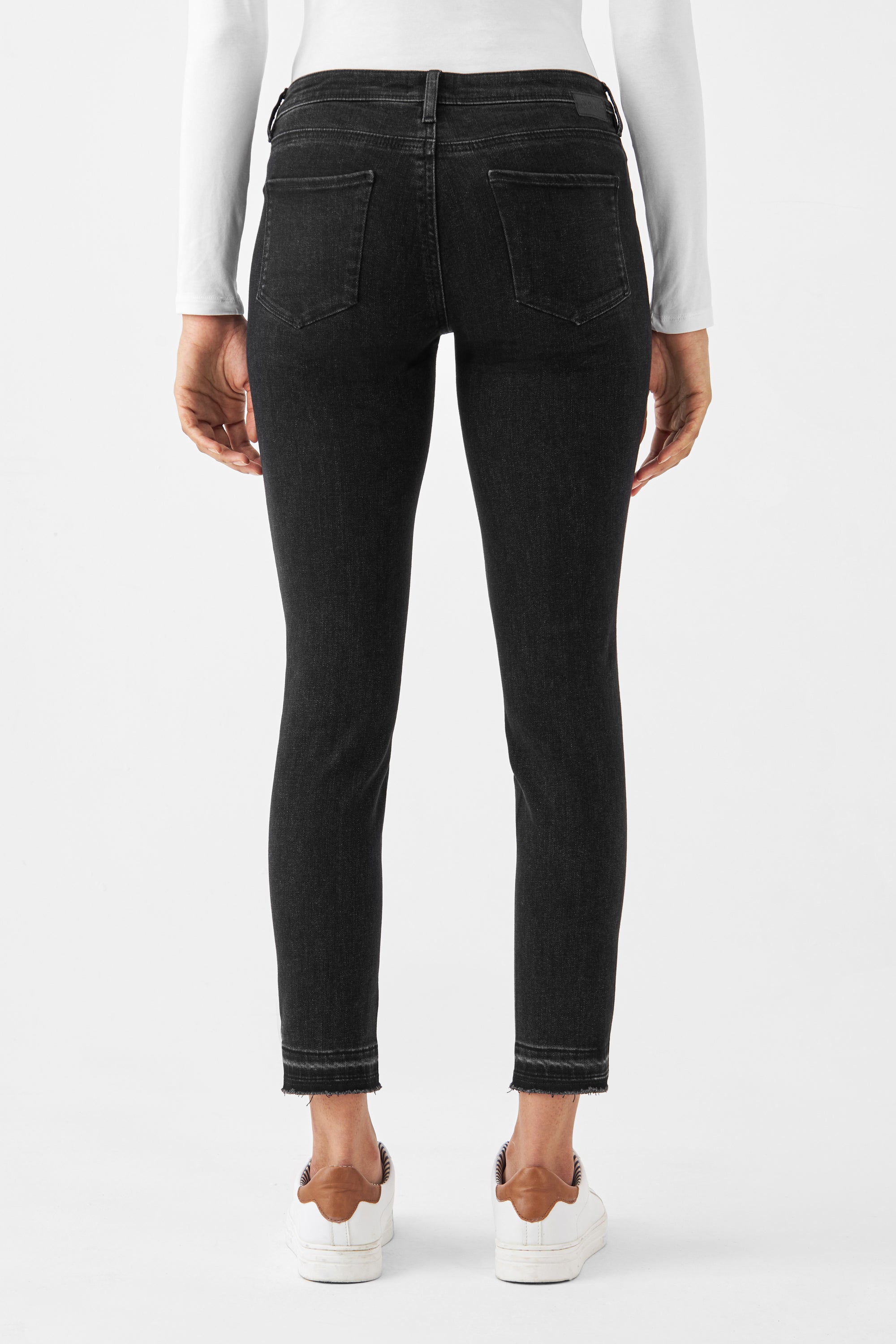 Rückenansicht einer schwarzen MID SUN Slim-Fit Denim mit Comfortstretch, Low-Waist, 5-Pocket-Design, offener, gefranster Saum.