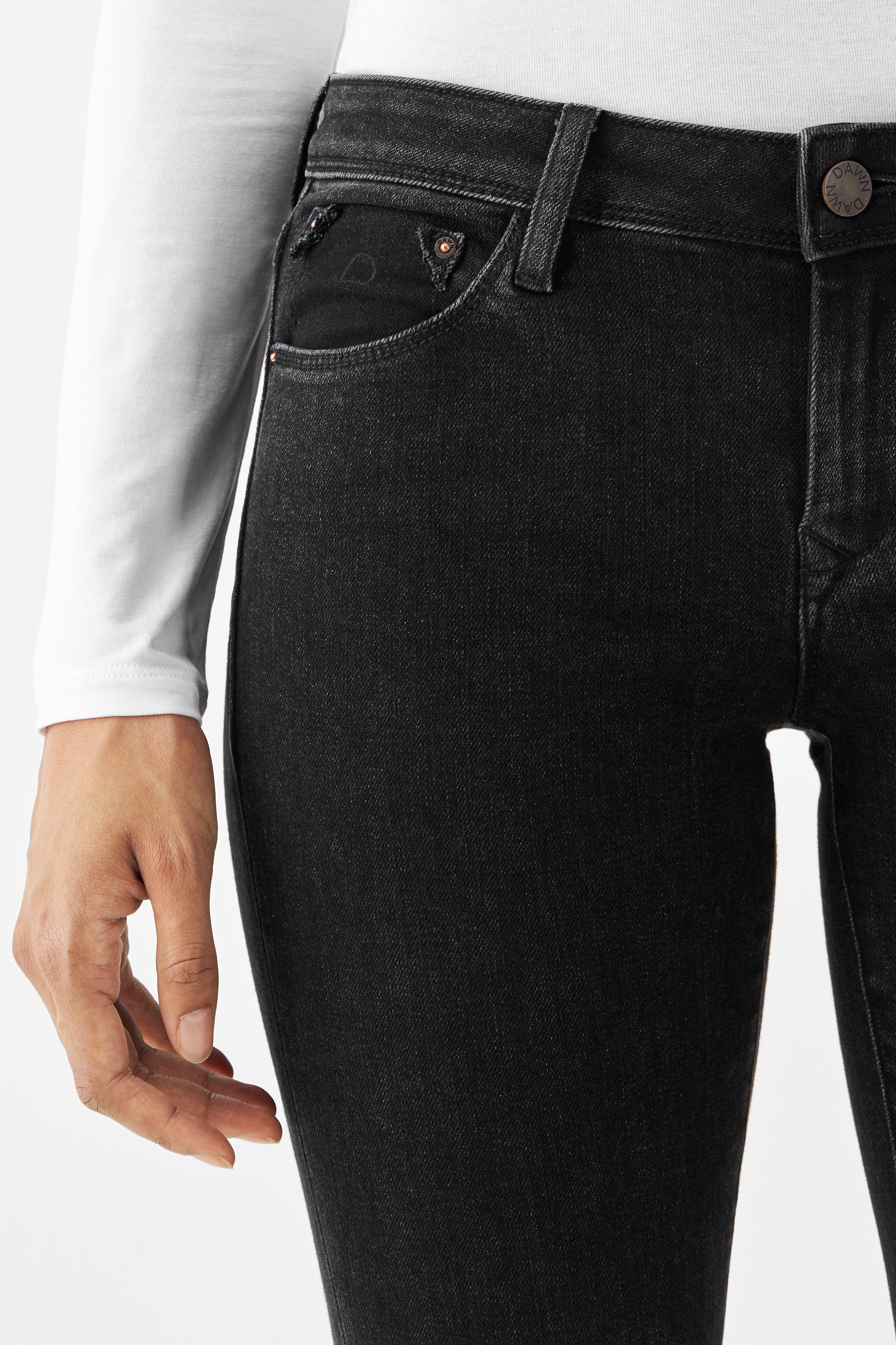 Schwarze MID SUN Slim-Fit Jeans von DAWN, Organic Comfortstretch. Vorderansicht mit 5-Pocket-Design, Münztasche und Logo-Knopf.