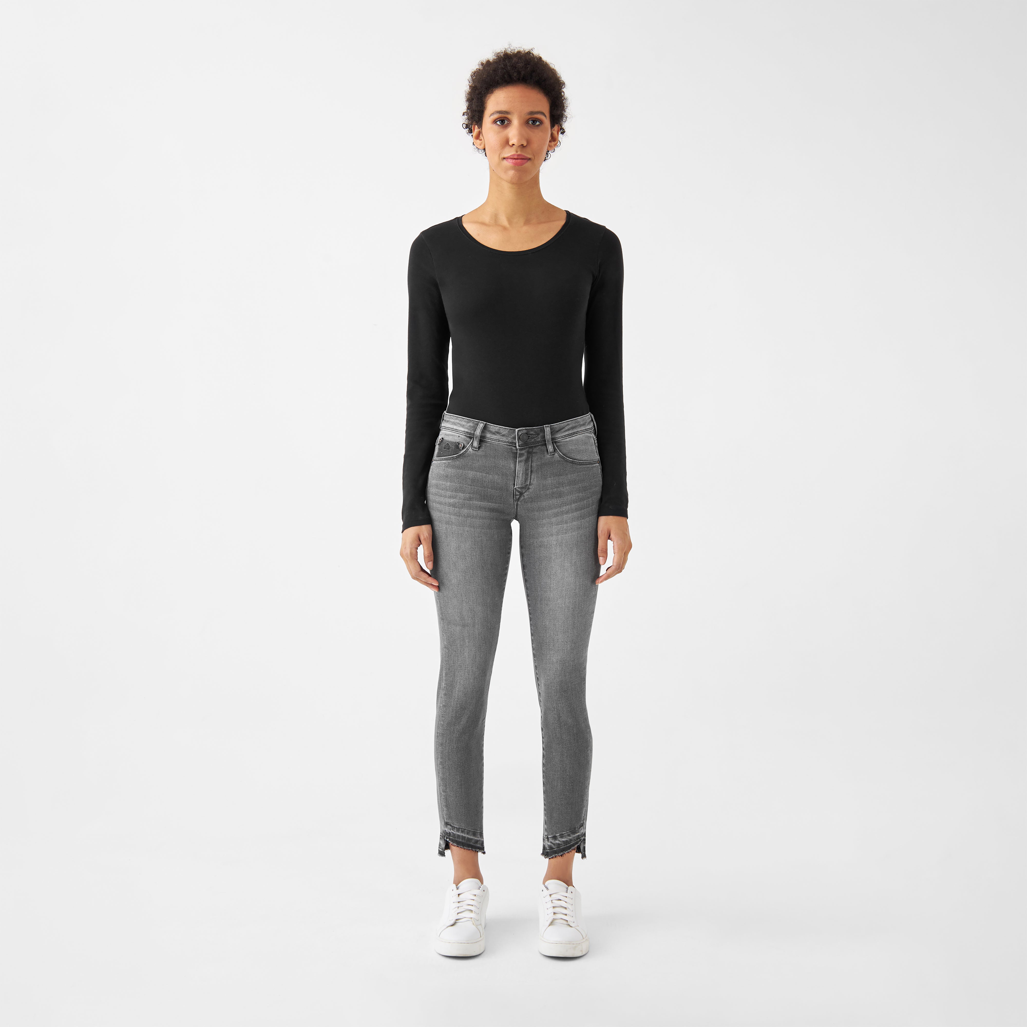 MID SUN Slim Comfortstretch Jeans in Medium Grey, Low-Waist, Slim-Fit, offener, fransiger Saum; Model in schwarzem Top.