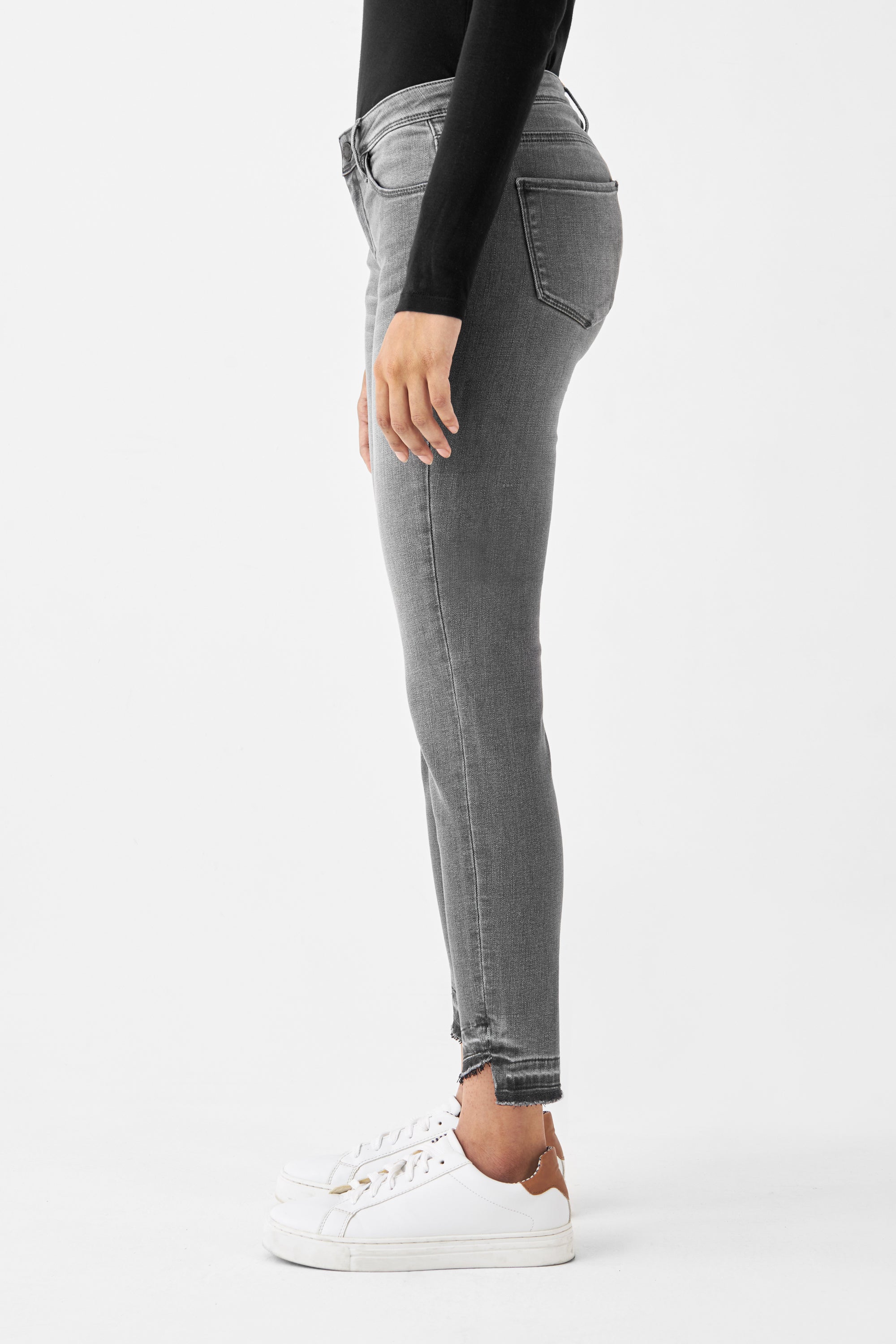 Medium Grey MID SUN Slim-Fit Jeans aus Organic Comfortstretch, seitliche Profilansicht einer Person; offener, gefranster Saum.