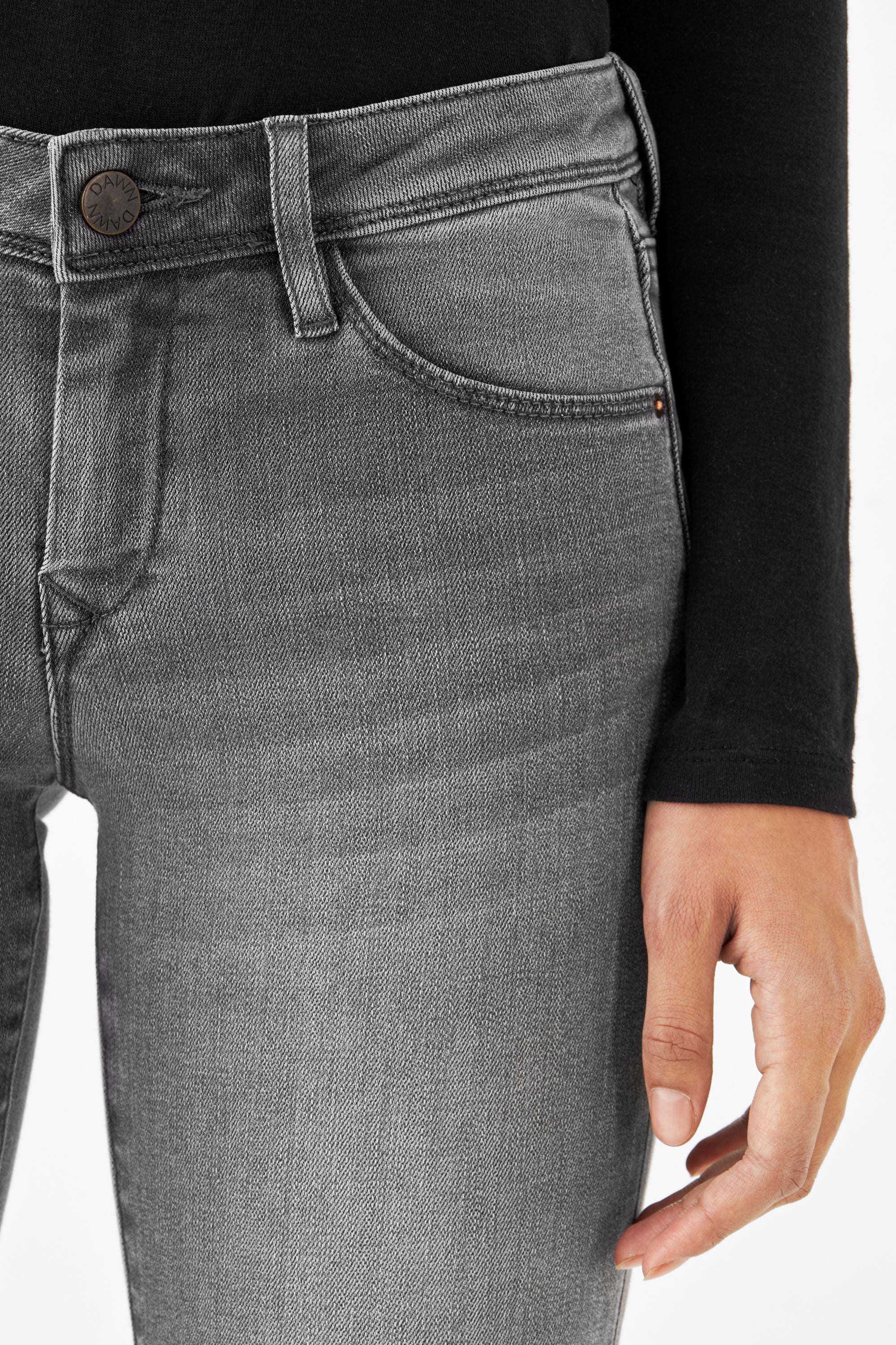 Graue MID SUN Slim-Fit Jeans von DAWN, Vorderansicht mit Knopf, Gürtelloops und Vordertasche; Organic Comfortstretch.