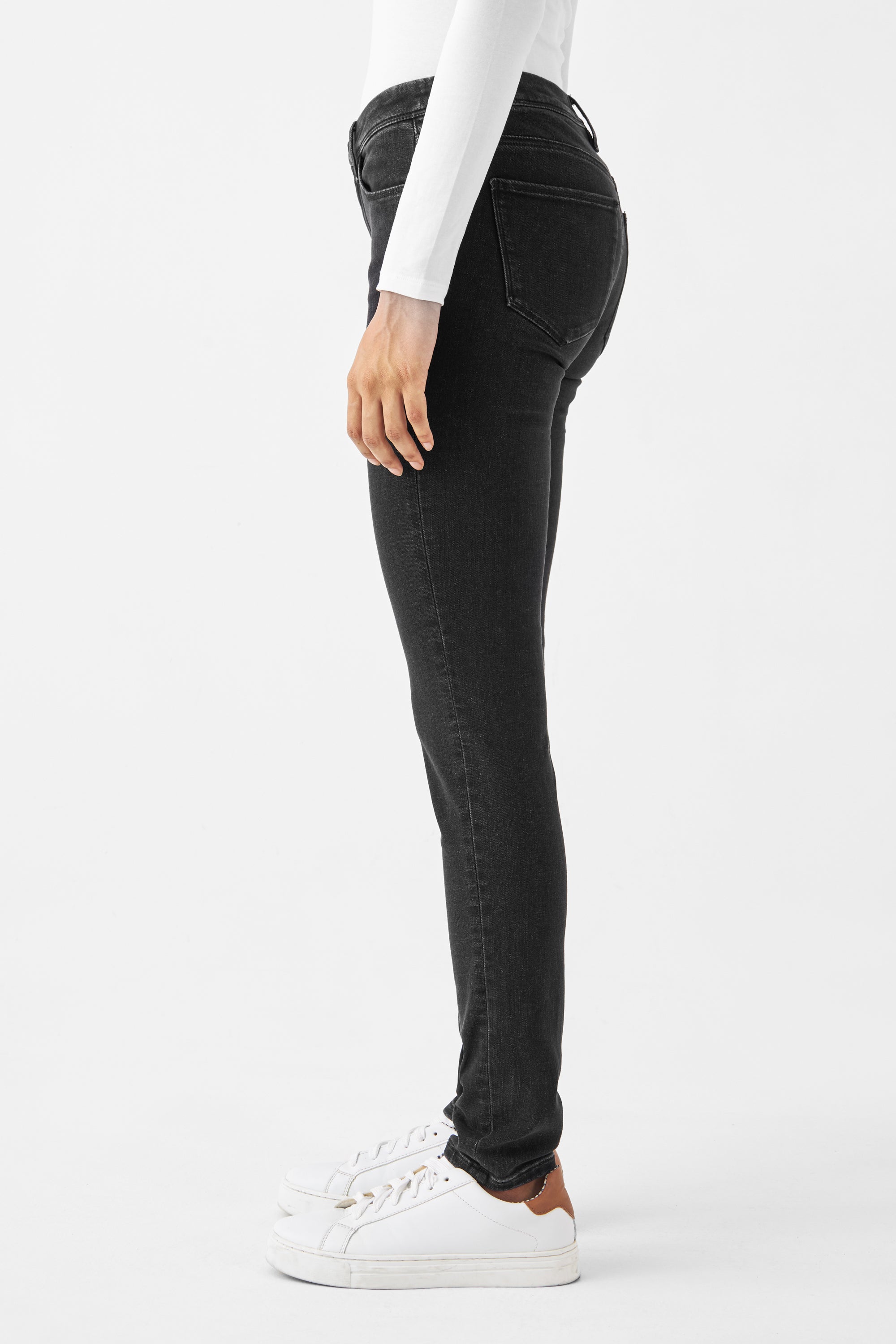 Schwarze Slim-Fit Jeans MID SUN Basic von DAWN Denim, Comfortstretch, Seitenansicht, 5-Pocket-Design, Bio-Baumwolle.