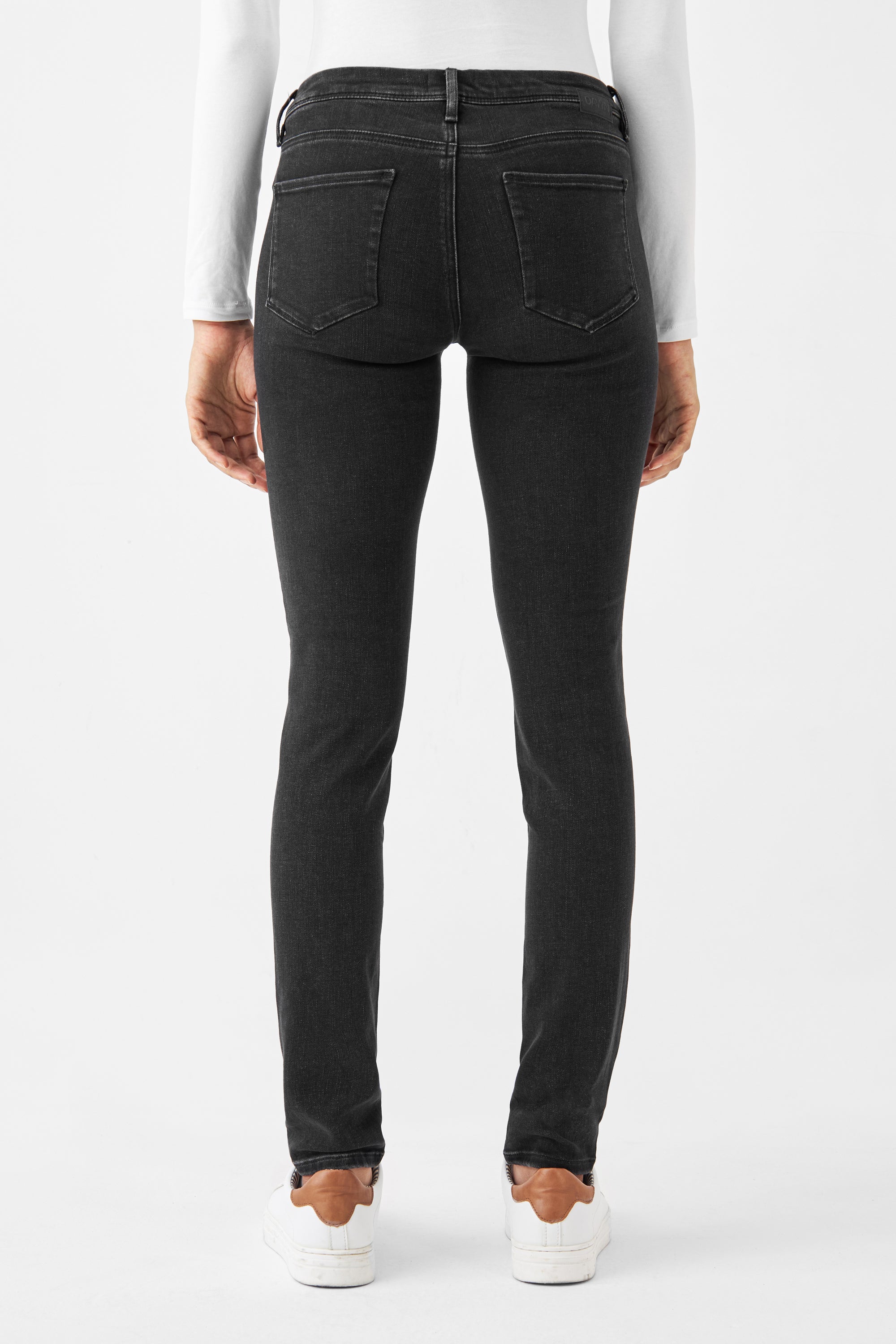 Schwarze MID SUN Slim Comfortstretch Basic-Jeans von DAWN, Rückansicht mit zwei Gesäßtaschen, Low-Waist-Schnitt, 5-Pocket-Design.