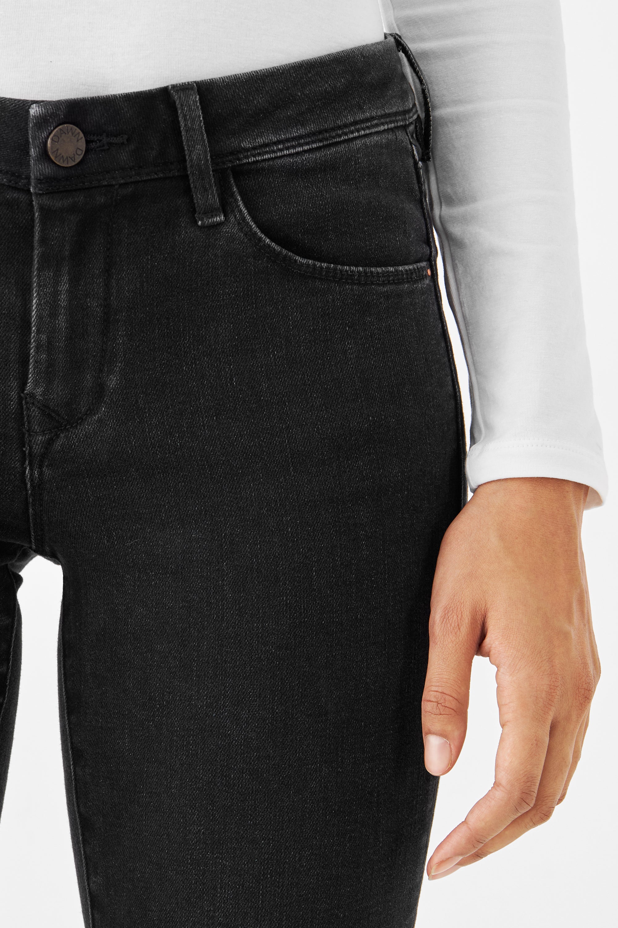 Schwarze Slim-Fit Jeans aus Organic Comfortstretch von DAWN, Low-Waist, 5-Pocket-Design, Vorderseite mit Logoknopf.