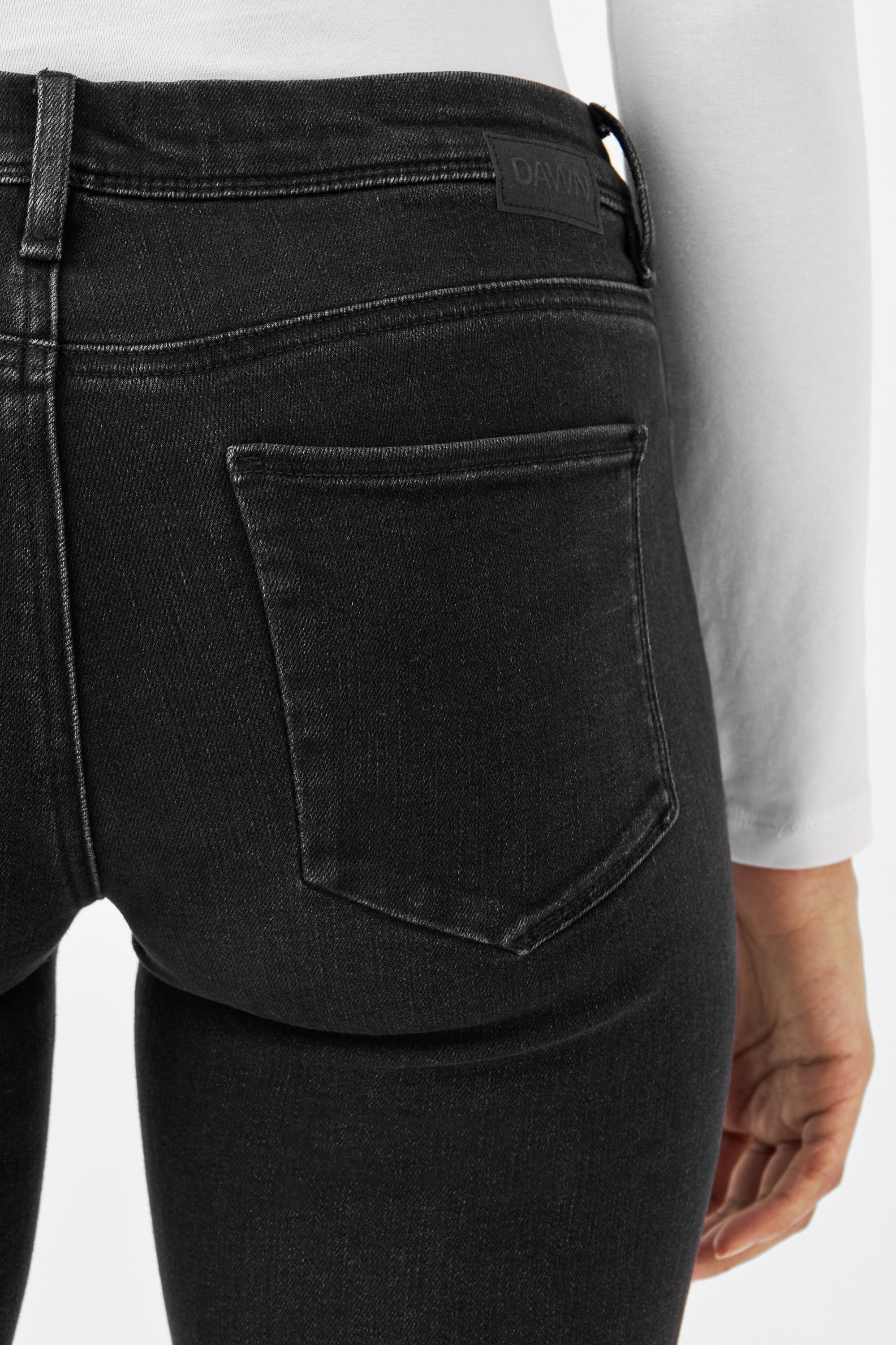 Rückansicht einer schwarzen MID SUN Basic Slim-Fit Jeans aus Comfortstretch; sichtbare hintere Gesäßtasche und DAWN-Bundlabel.