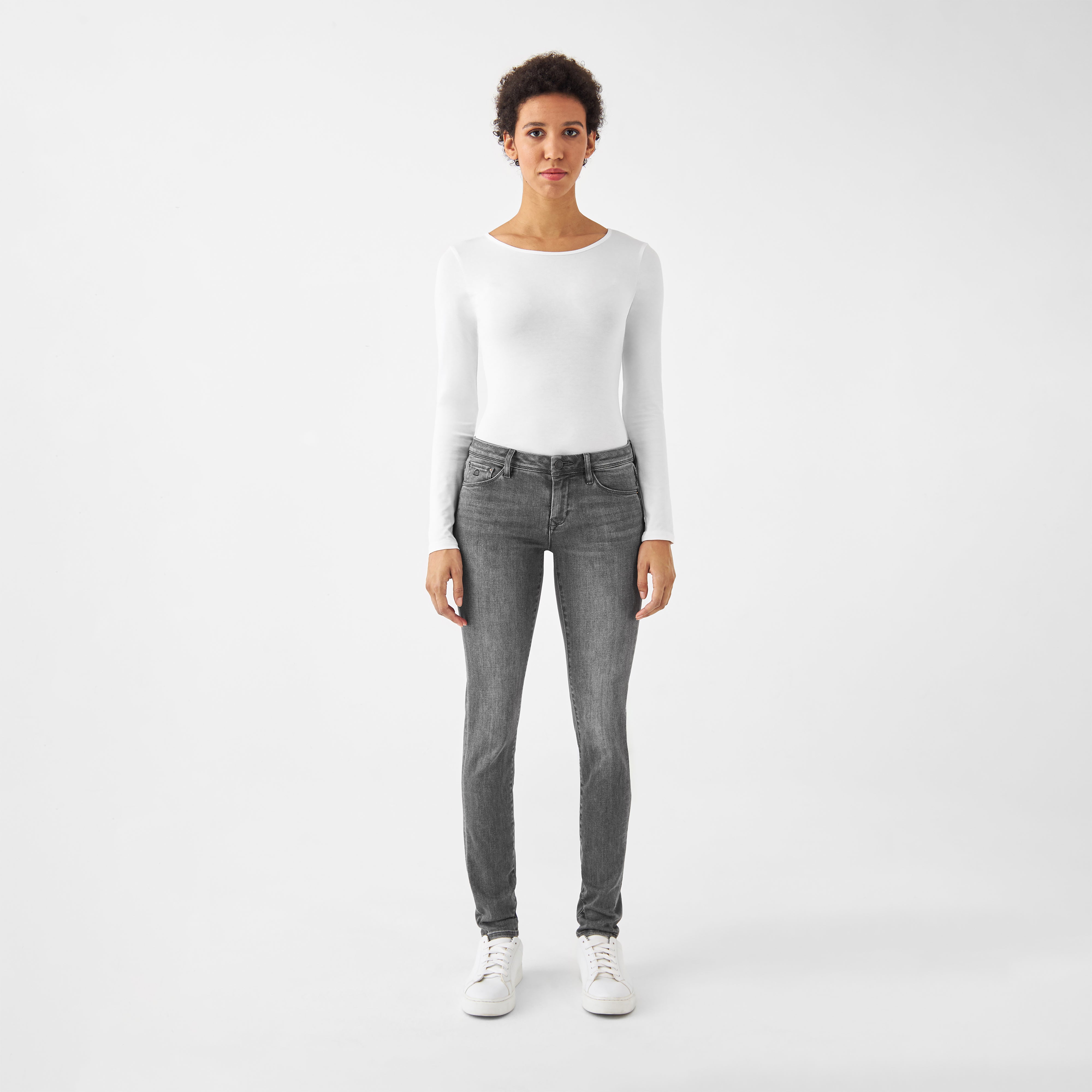 Frontansicht der MID SUN Slim Comfortstretch Basic Jeans in Medium Grey, Low Waist, 5-Pocket-Design, getragen von Modell in weißem Shirt.