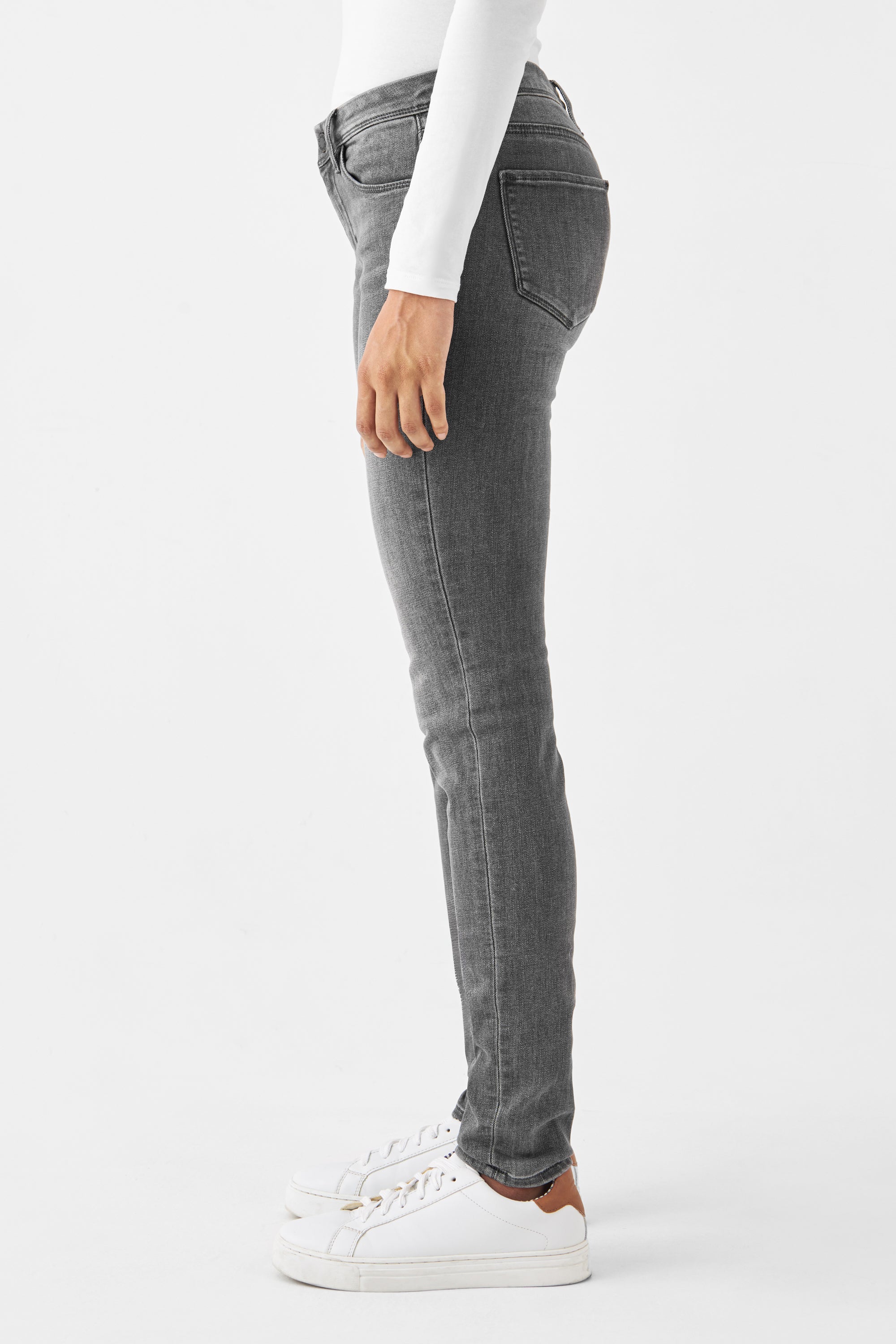Seitenansicht der MID SUN Slim Comfortstretch Basic Jeans in Medium Grey: Slim-Fit, Low-Waist, 5-Pocket-Design.