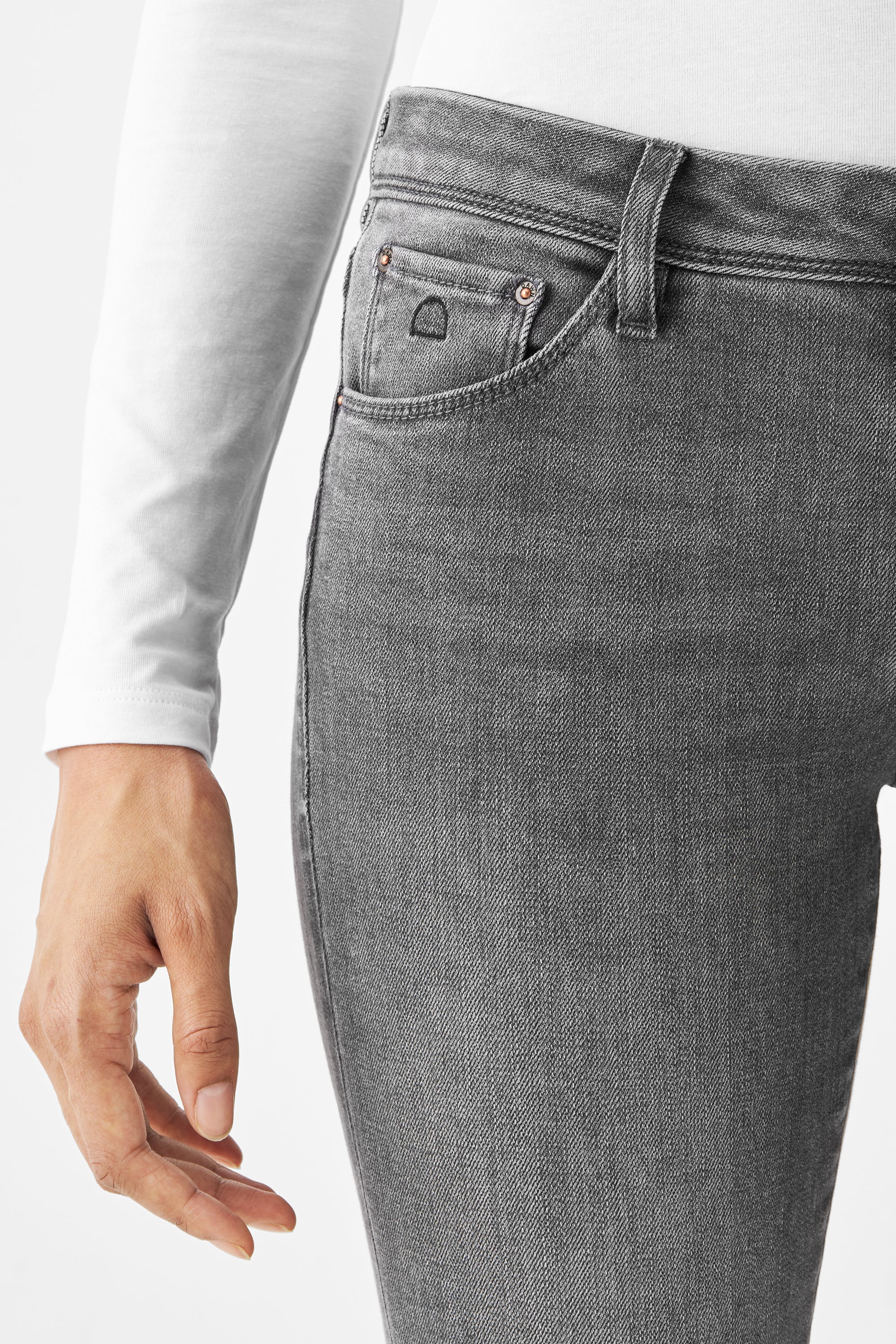 Nahaufnahme einer grauen Slim-Fit Jeans MID SUN Basic (Medium Grey) im 5-Pocket-Design; Vorderseite mit Gürtel-Schlaufen, Münztasche und Kupfernieten, dazu sichtbares weißes Oberteil.
