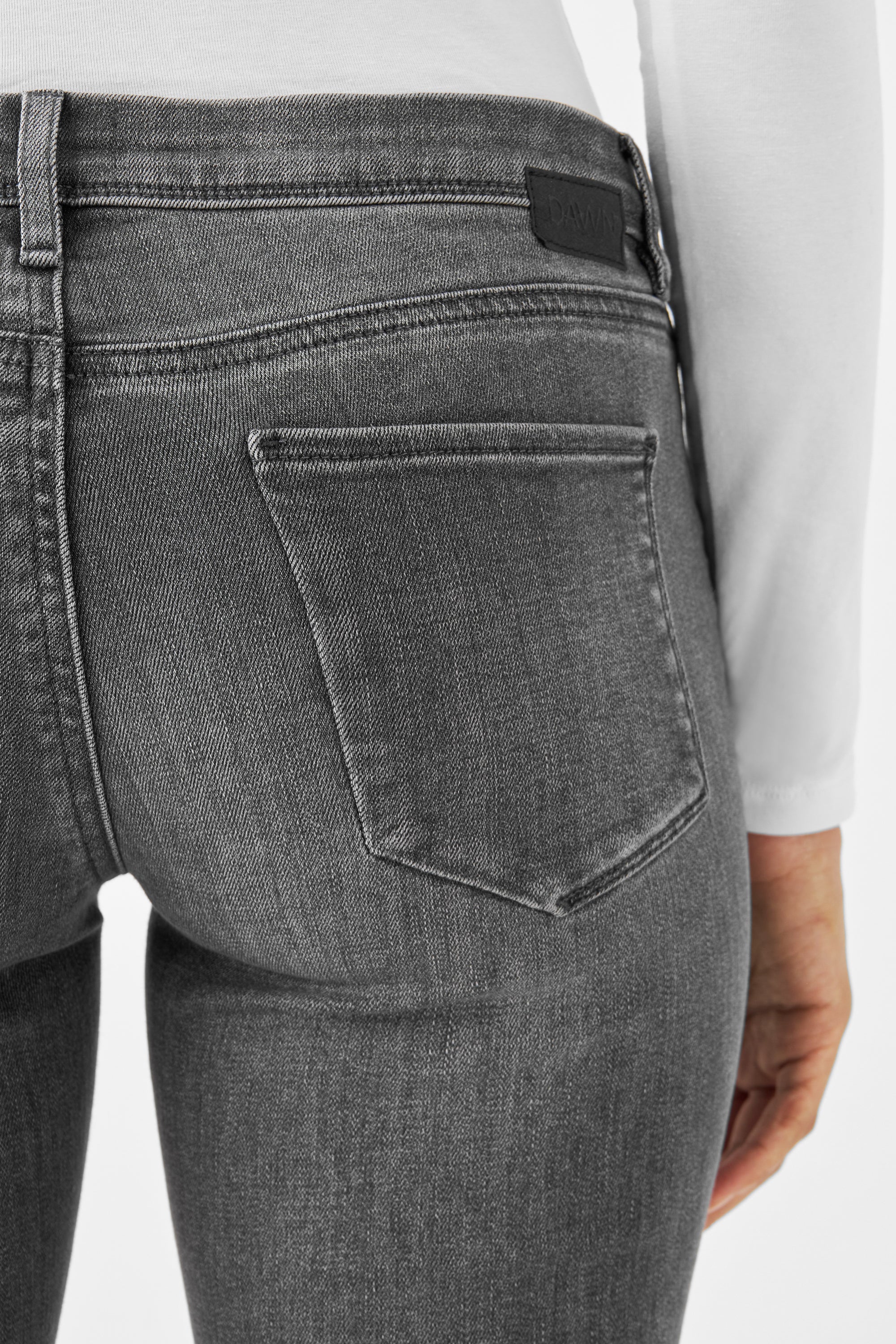 Medium Grey Slim-Fit Jeans aus Organic Comfortstretch, 5-Pocket-Design, Rückansicht mit Gesäßtasche und DAWN-Bundlabel.