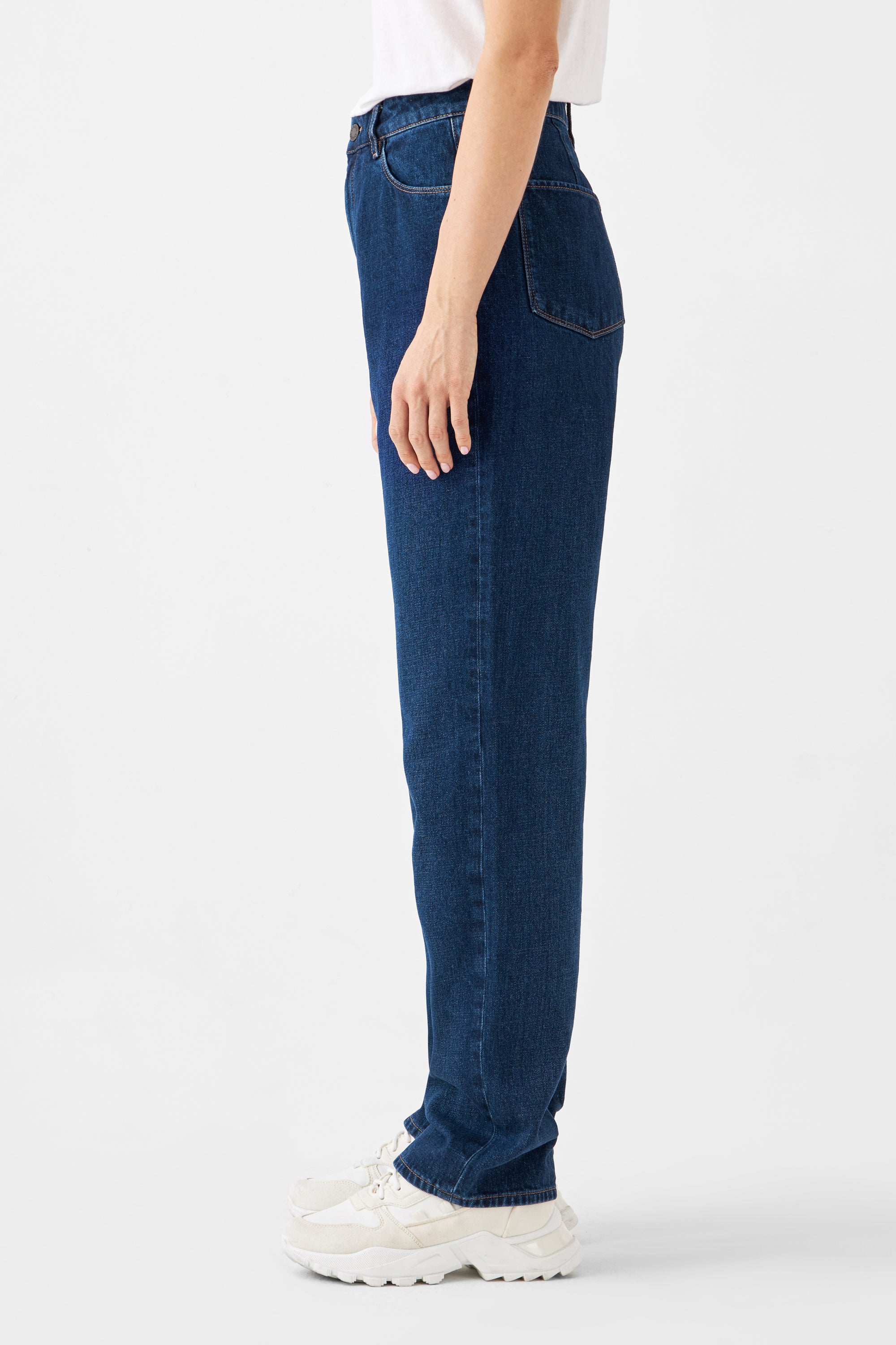 Dunkelblaue DAWN-Jeans mit hohem Bund und weitem geraden Bein aus nicht-stretch Denim (80% Bio-Baumwolle, 20% Hanf), Seitenansicht.
