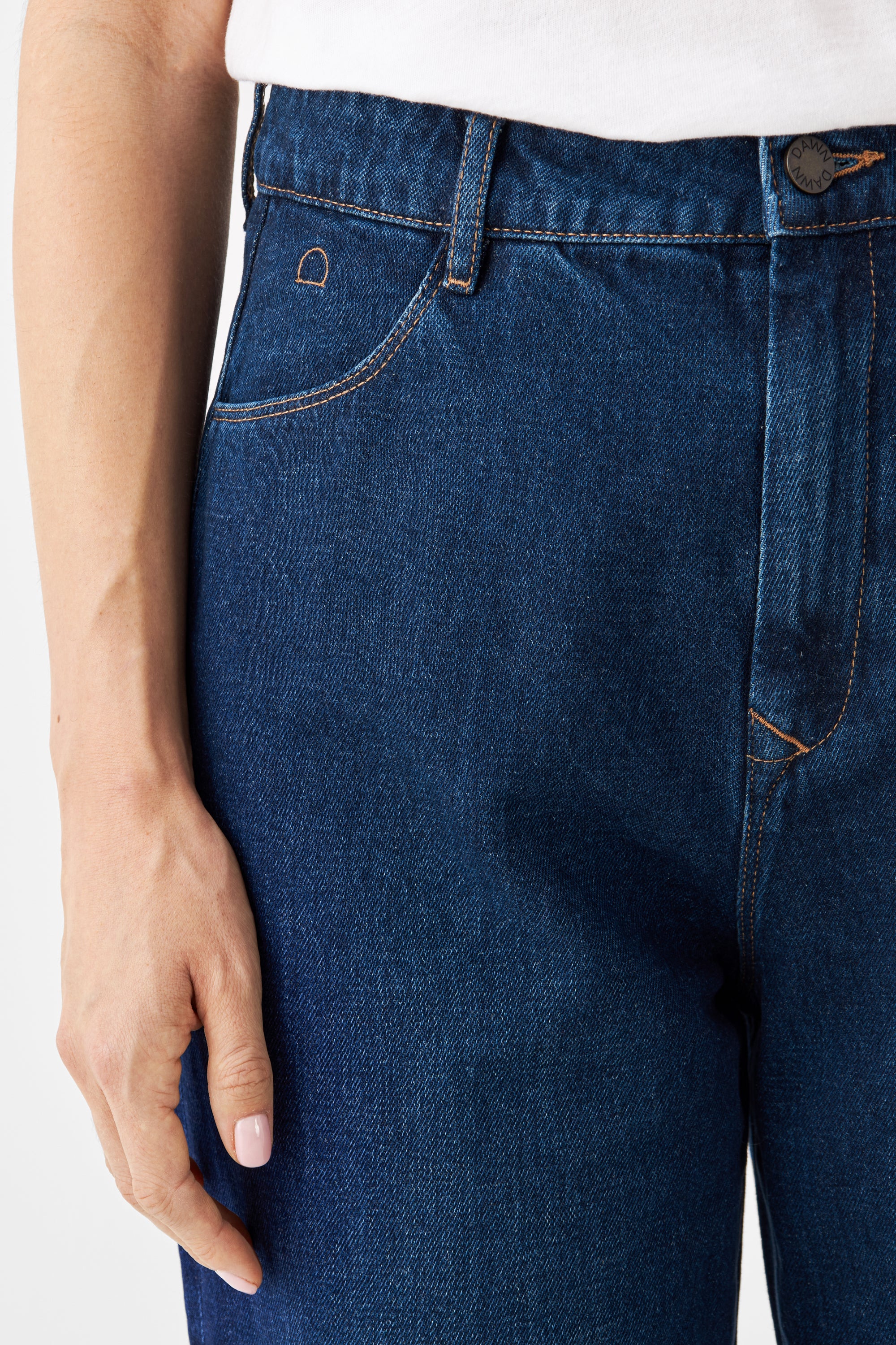 Dunkelblaue DAWN Jeans mit hohem Bund und weiter geradem Bein; Vorderansicht mit Gürtelschlaufen und sichtbarer Naht (Non-Stretch-Denim).