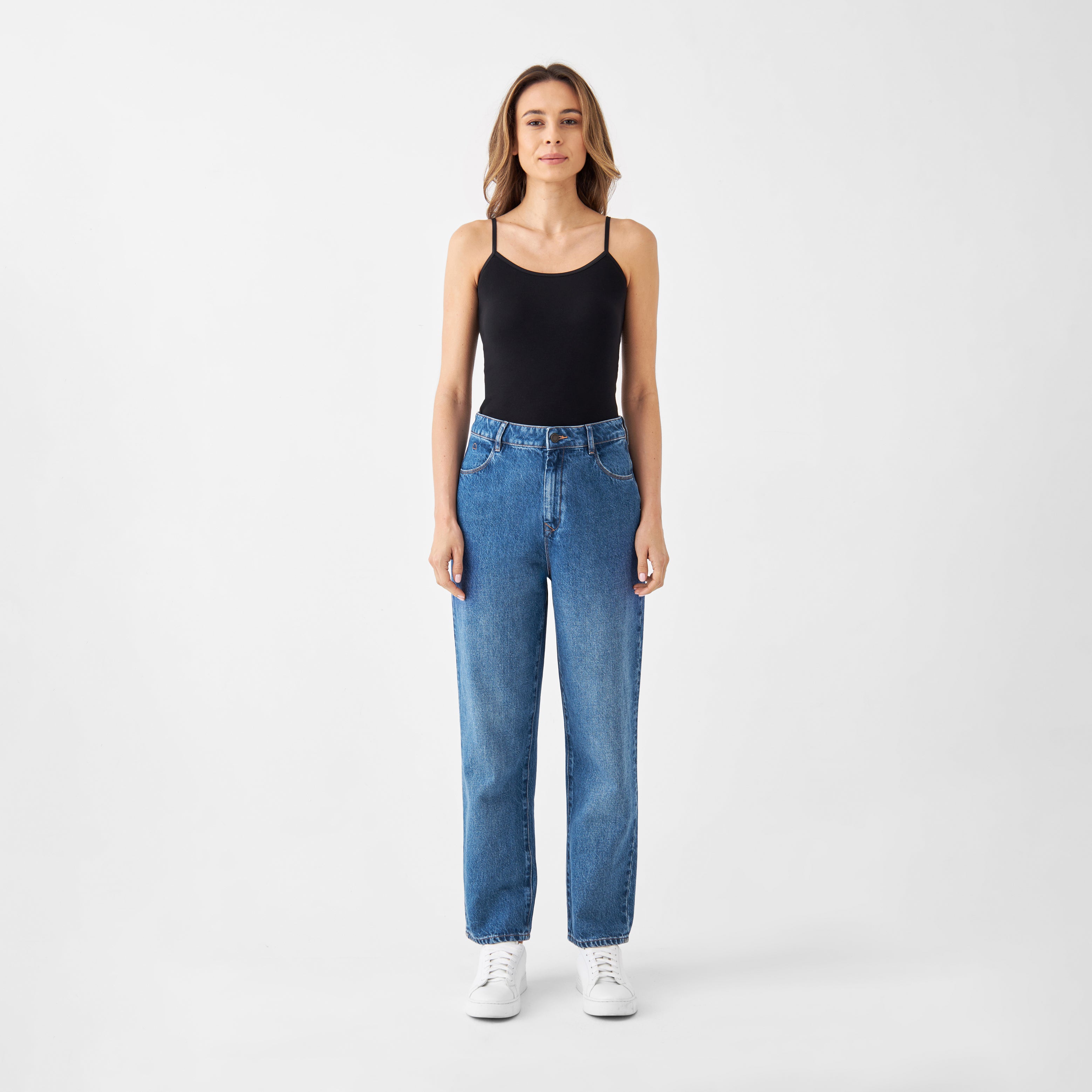 DAWN Cropped High-Waist Jeans, Medium Blue, weite gerade Silhouette, non-stretch Denim aus Bio-Baumwolle & Hanf.