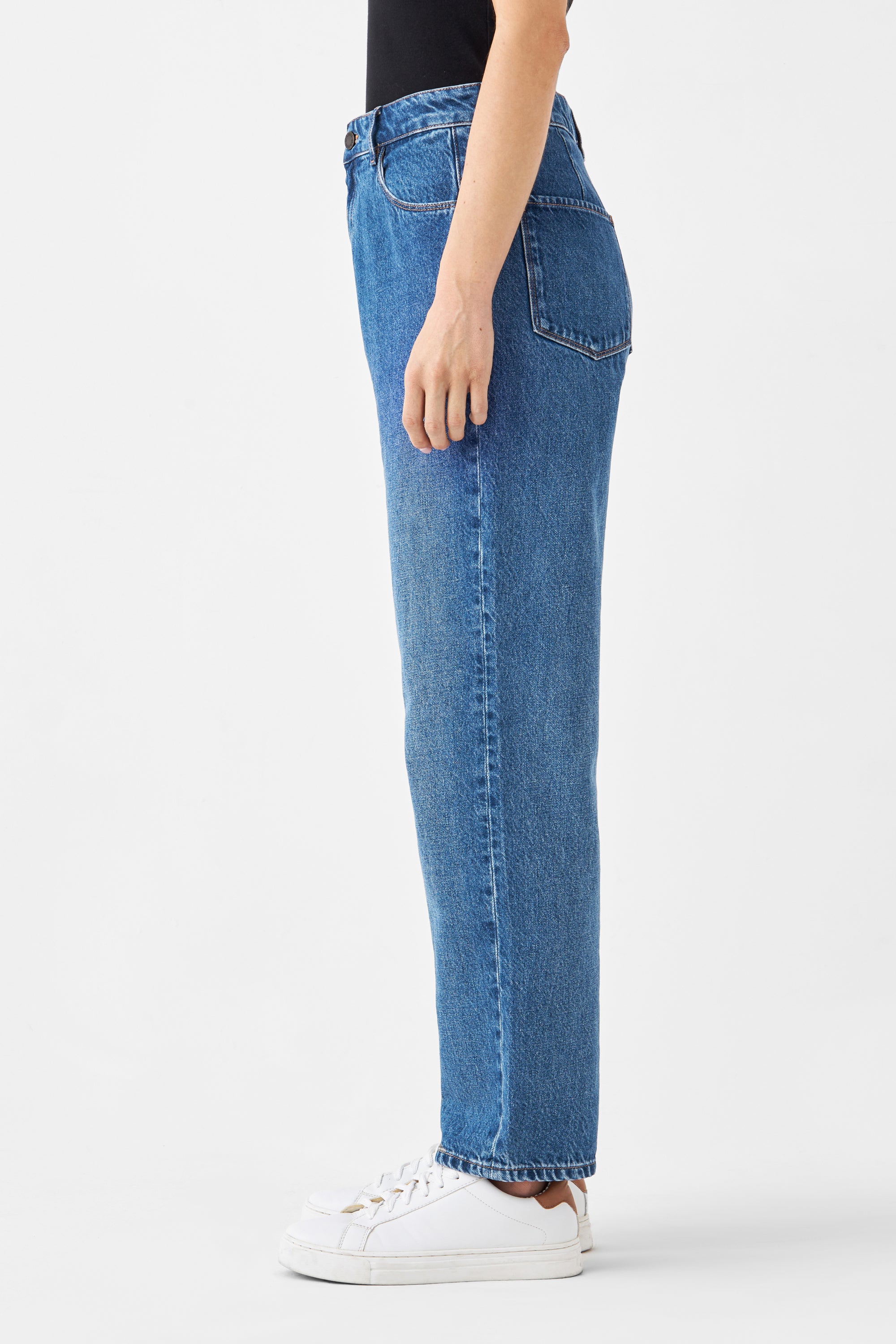 DAWN Jeans in Medium Blue, hohe Taille, weites gerades Bein, Non-Stretch-Denim aus Bio-Baumwolle & Hanf, Seitenansicht.
