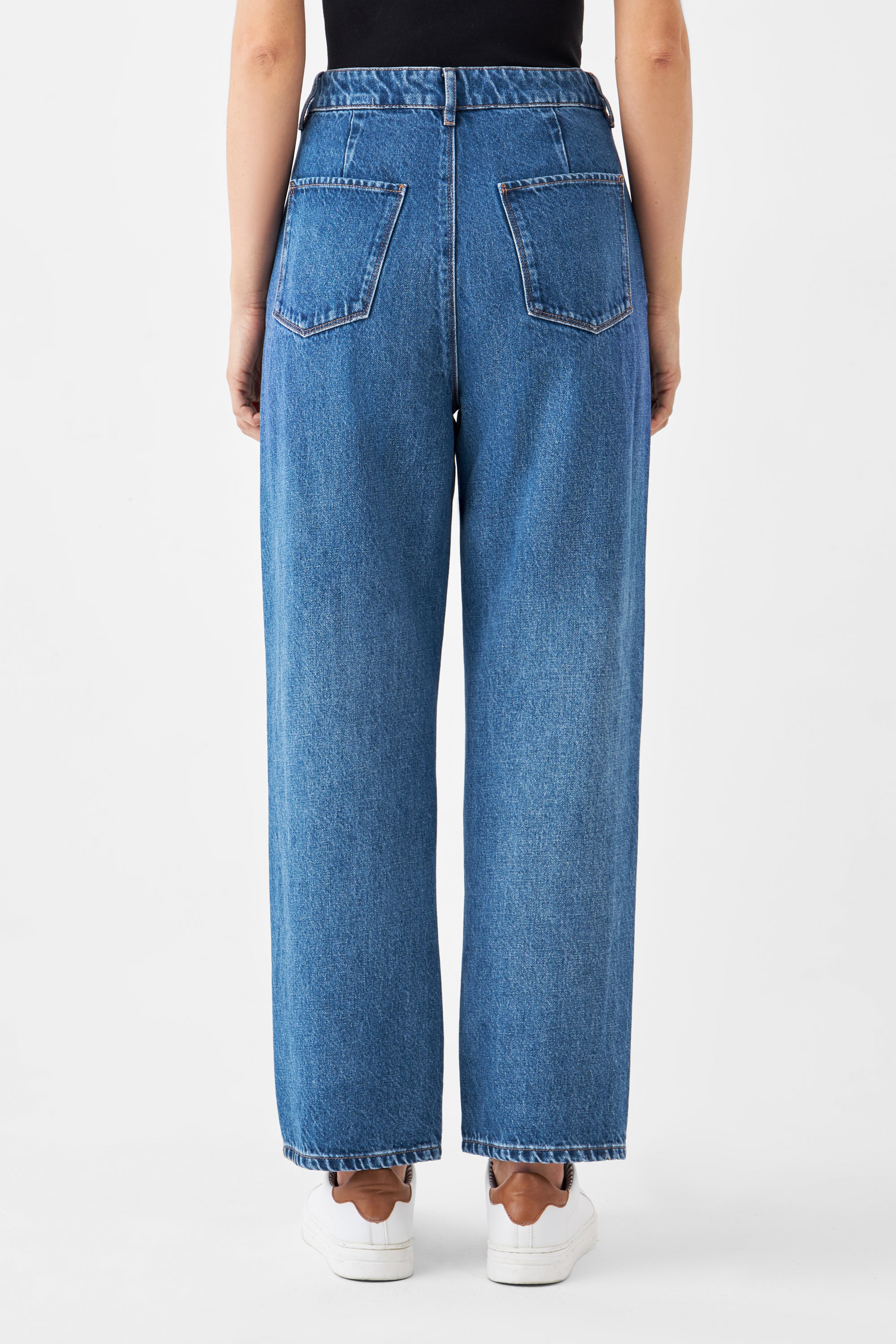 DAWN Wide Straight Cropped Jeans in Medium Blue, hohe Taille, weites gerades Bein, Rückenansicht mit zwei Gesäßtaschen.