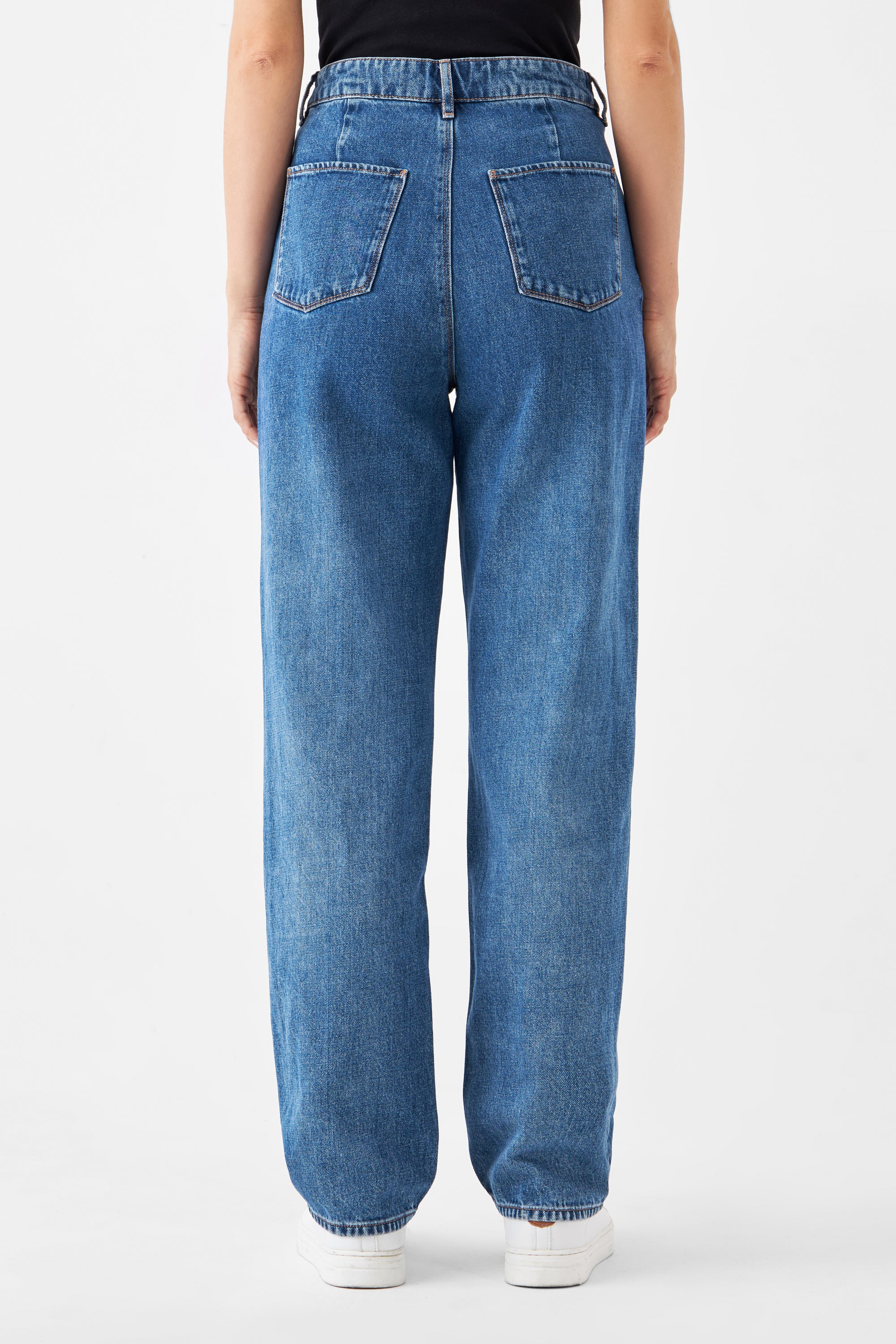 DAWN Wide Straight Jeans, Medium Blue, High-Waist, weites gerades Bein, Rückansicht mit zwei Gesäßtaschen.