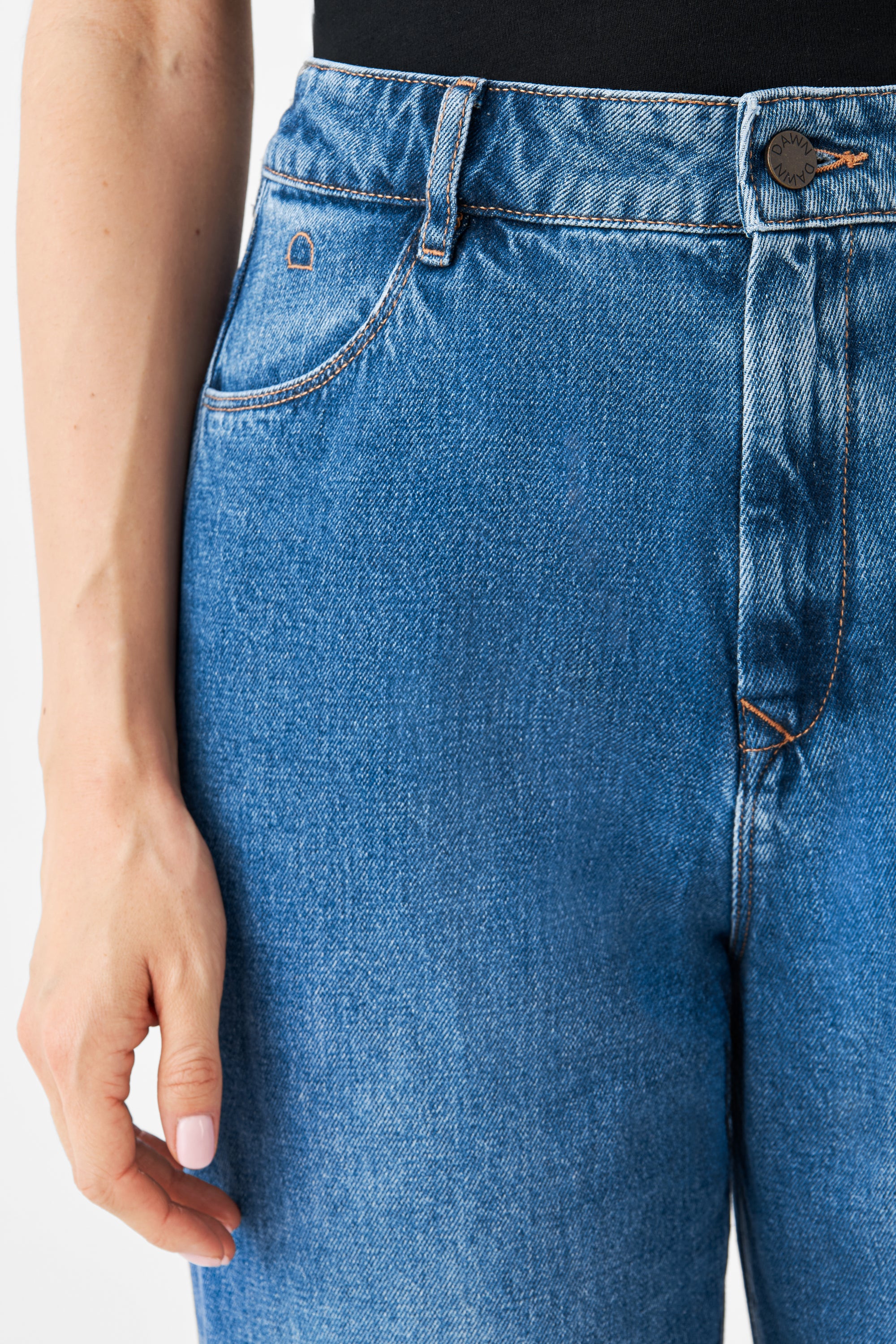 DAWN Wide Straight Jeans, Medium Blue: High‑Waist, weiter gerader Schnitt, Bio‑Baumwolle & Hanf; Bundknopf sichtbar.