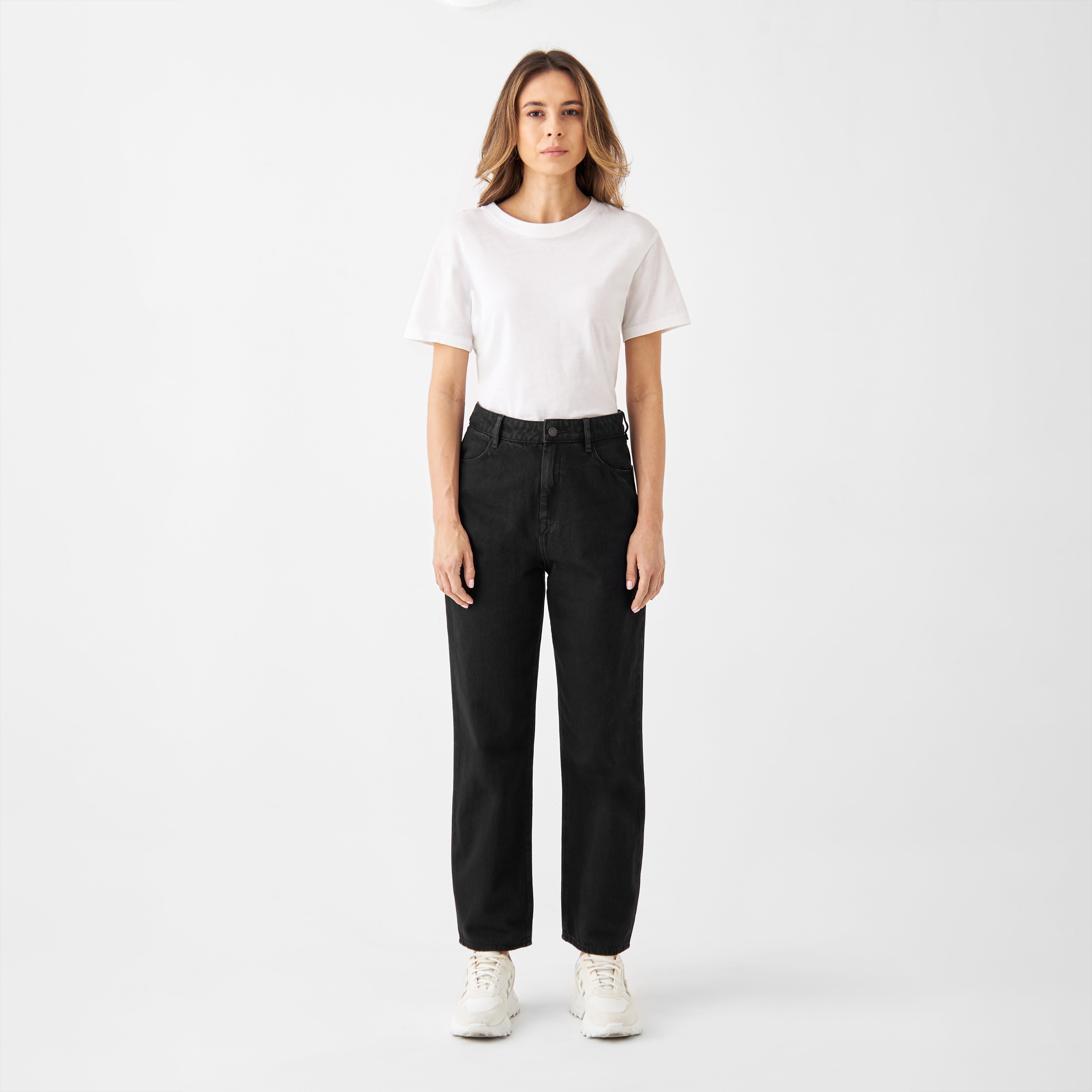DAWN schwarze Denim-Cropped Wide-Straight Jeans, High-Waist, ohne Stretch – Frontansicht eines Models in weißem T-Shirt.