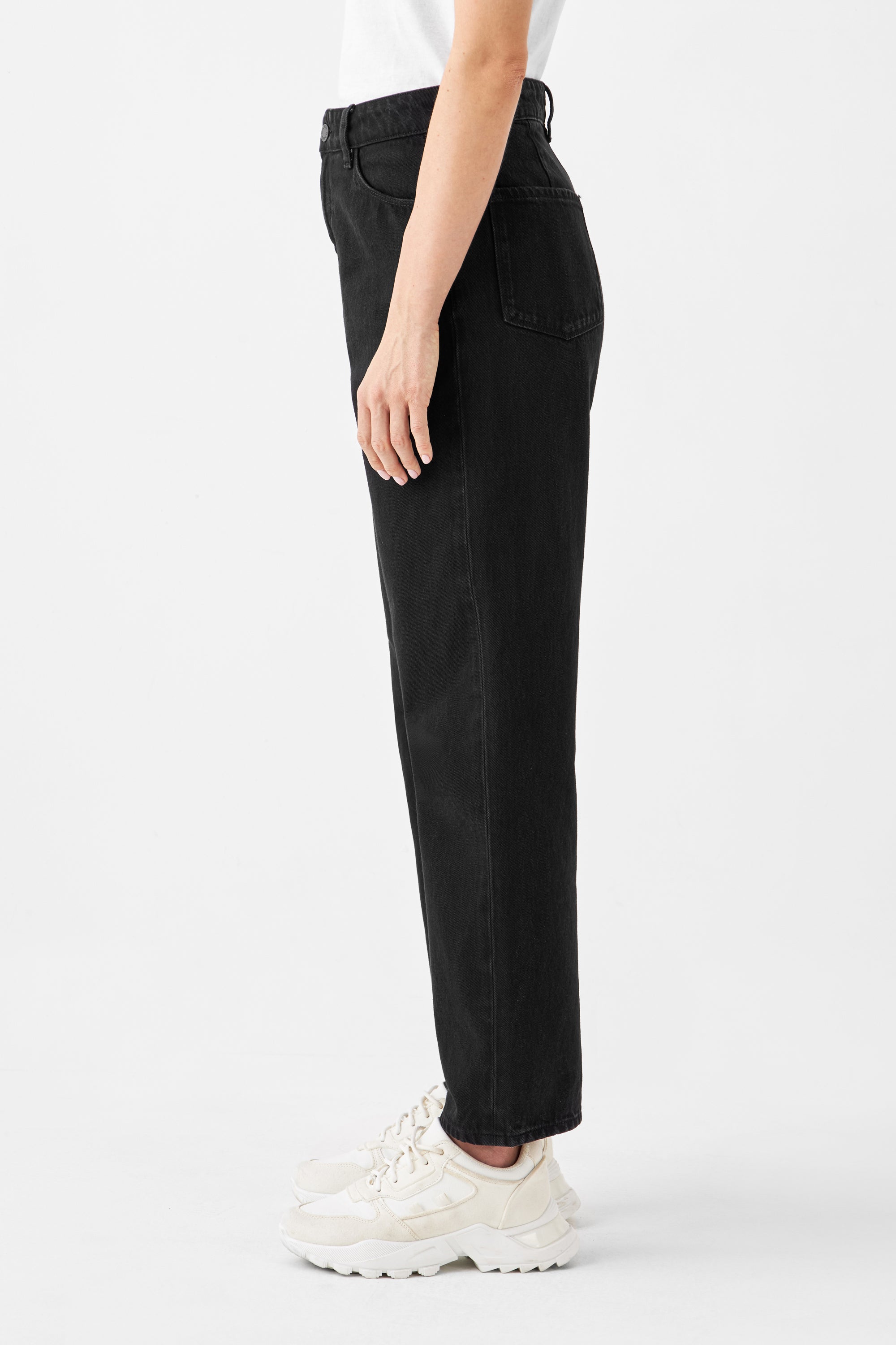 Schwarze DAWN Denim-Jeans, High-Waist, weites gerades Bein, Crop-Länge; 100% Bio-Baumwolle, ohne Stretch, Seitenansicht.