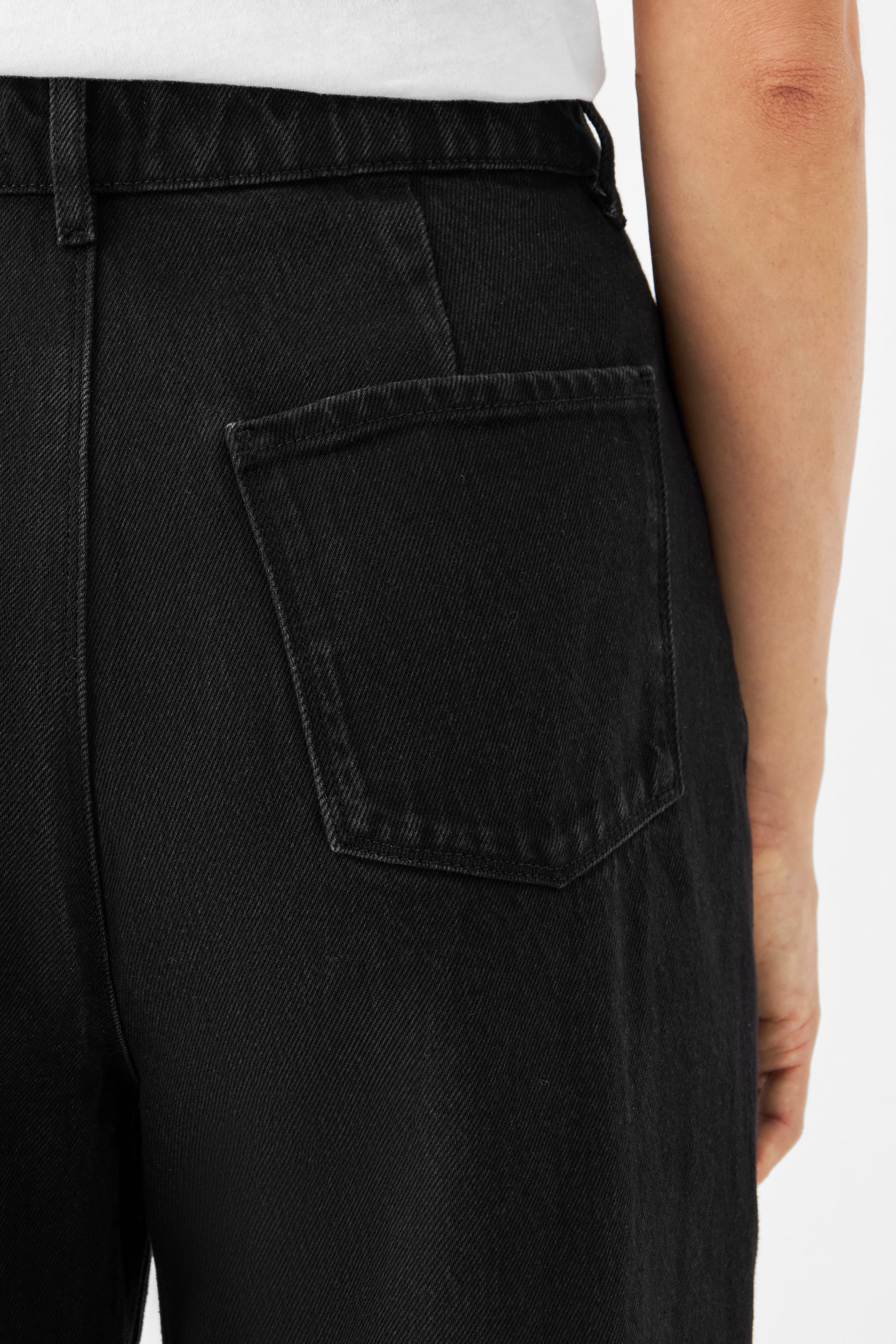 DAWN schwarze Denim-Cropped-Jeans mit hohem Bund und weiterem geradem Bein, 100% Biobaumwolle; Rückenansicht mit hinterer Tasche, minimalistischer Stil.
