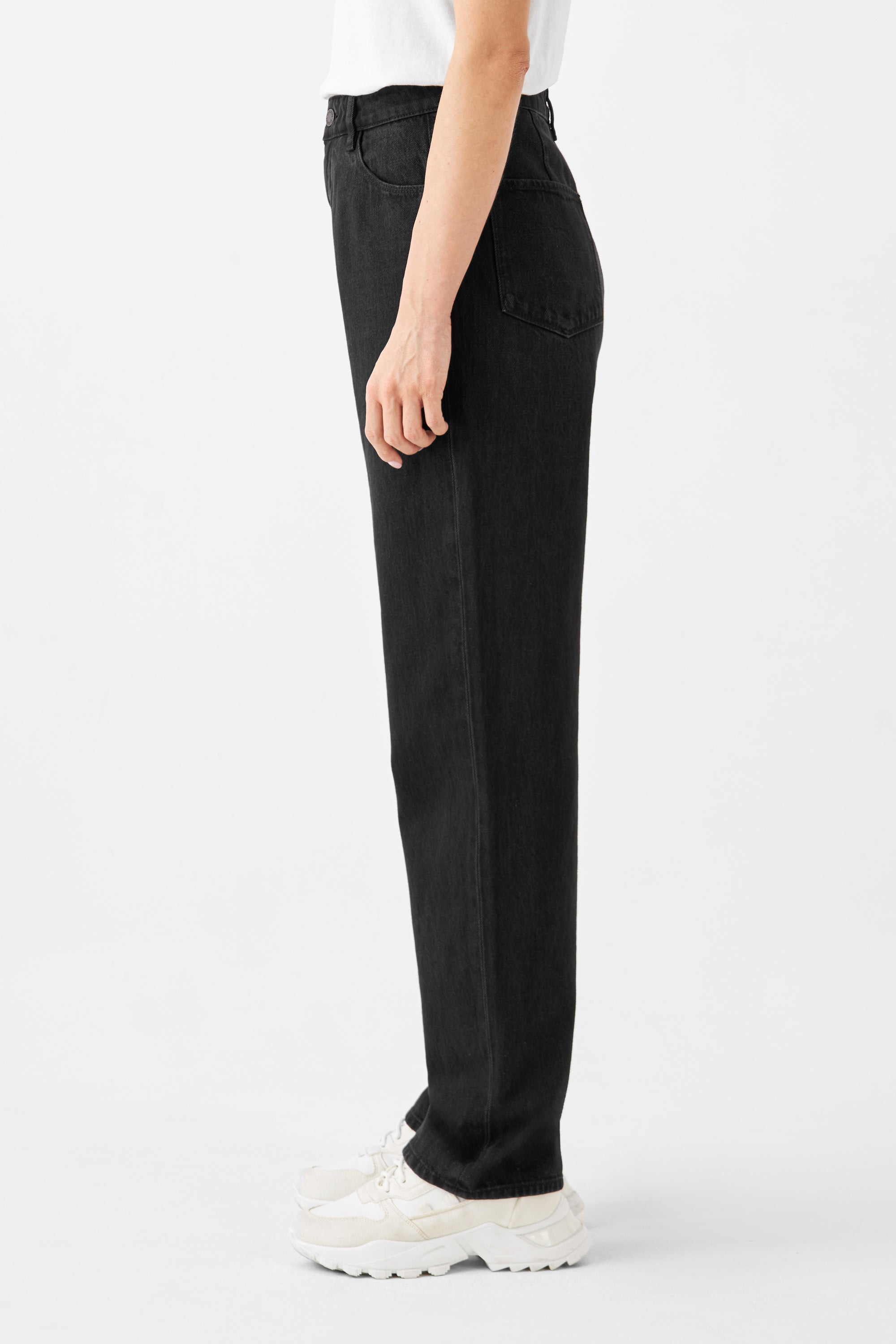 DAWN Black Denim – High-Waist, weiter gerader Beinverlauf, kein Stretch; 100% Bio-Baumwolle. Seitenansicht der schwarzen Jeans.