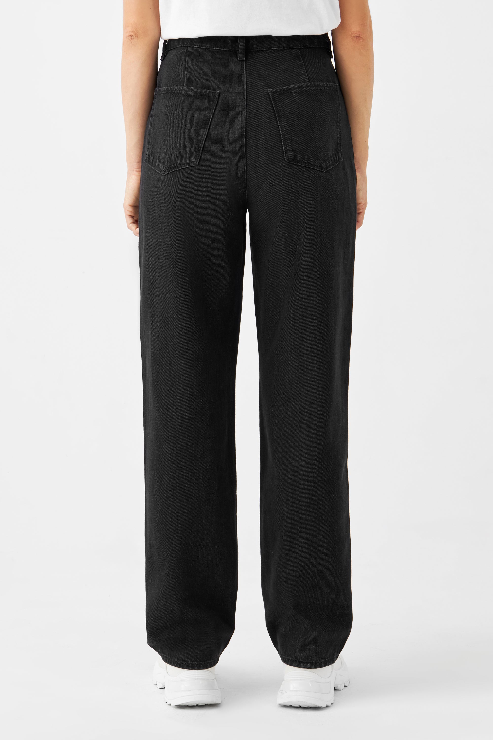 DAWN Black Denim: High-Waist, weiter Beinverlauf, kein Stretch, 100% Bio-Baumwolle. Rückansicht mit zwei Gesäßtaschen.