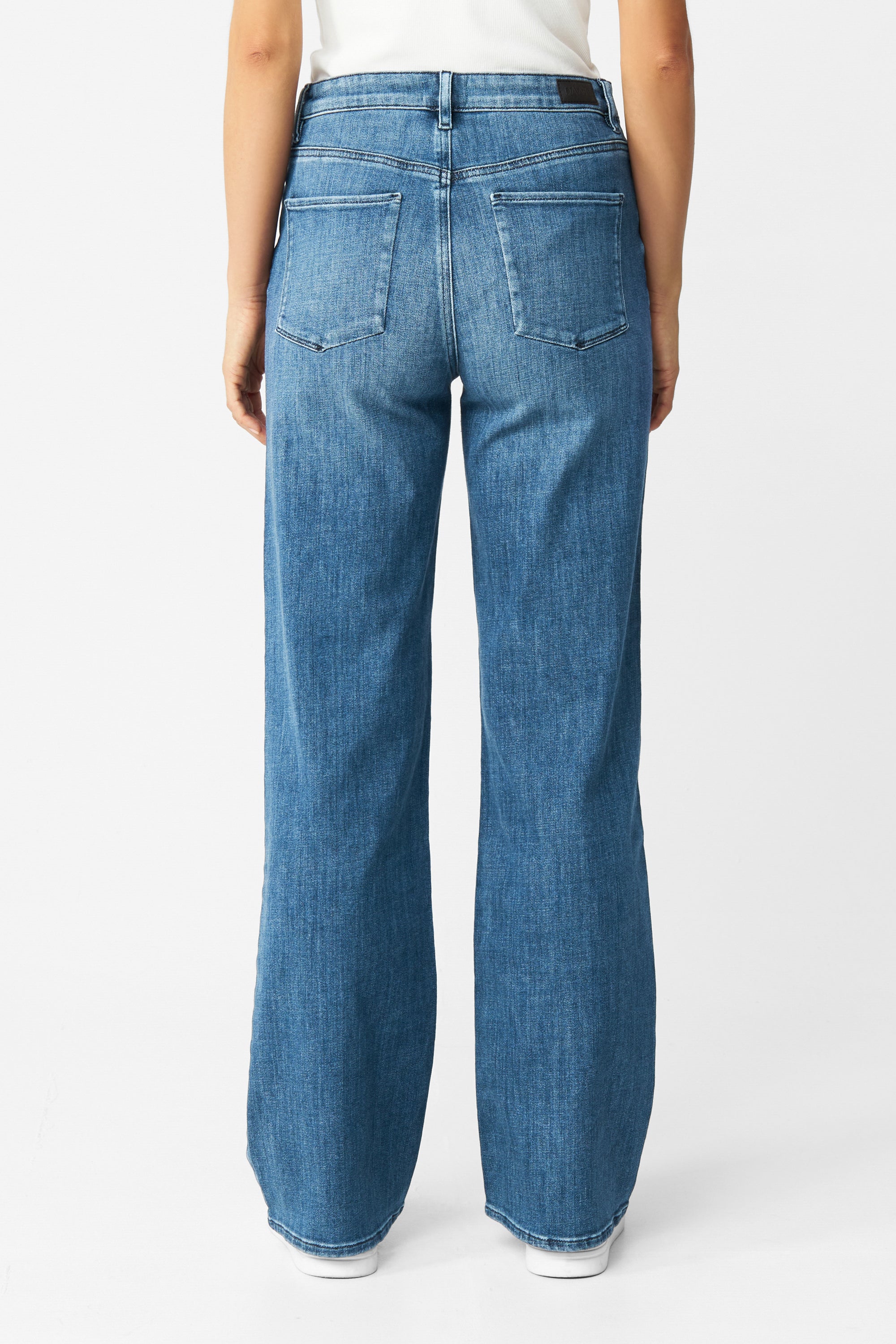 Rückenansicht einer High-Waist Jeans, ausgestelltes Bein, klassisches Five-Pocket-Design, mittelblau.
