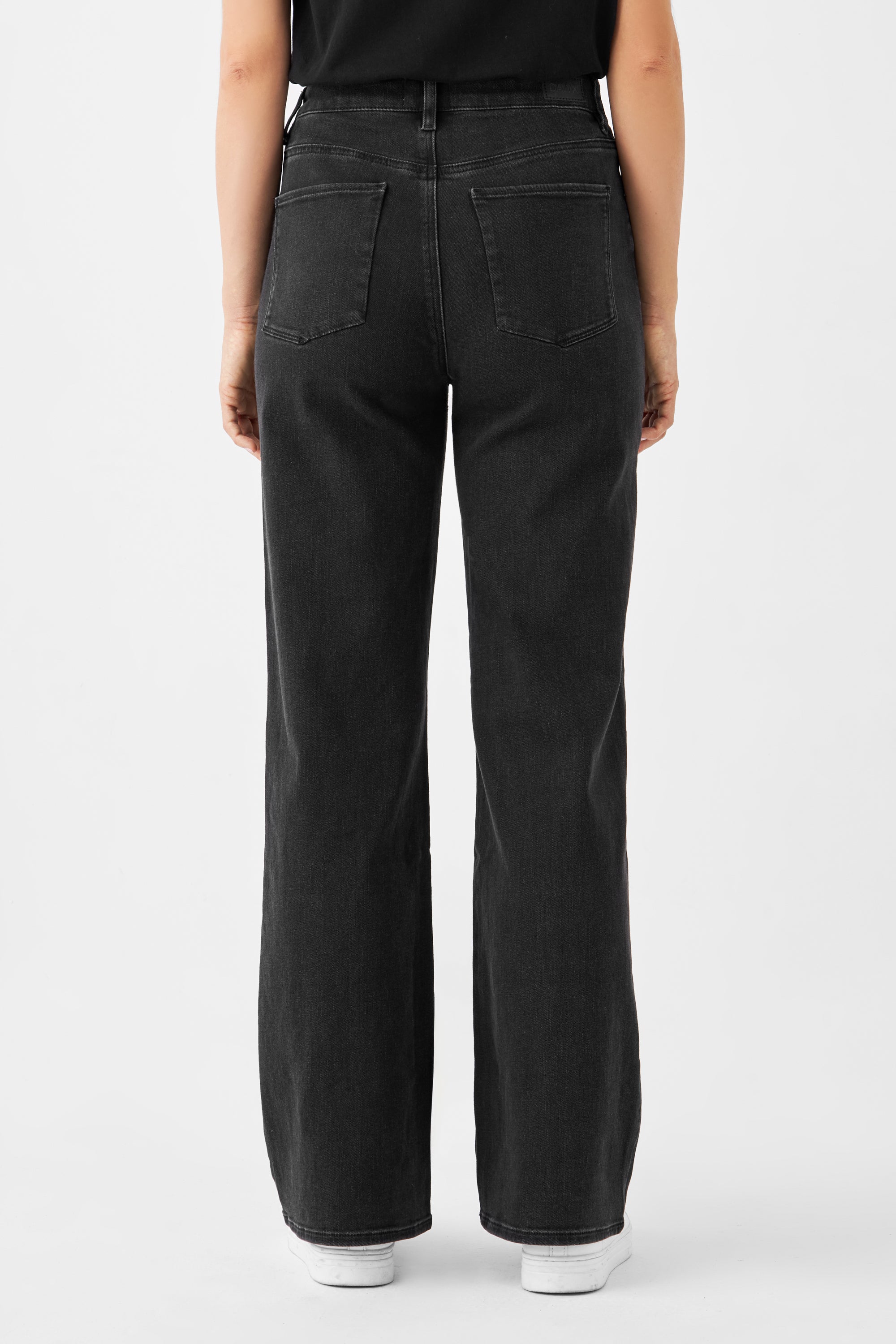 Rückansicht einer schwarzen High-Waisted DEW Flared Soft Denim-Jeans (Classic) mit ausgestelltem Bein und Five-Pocket-Design.