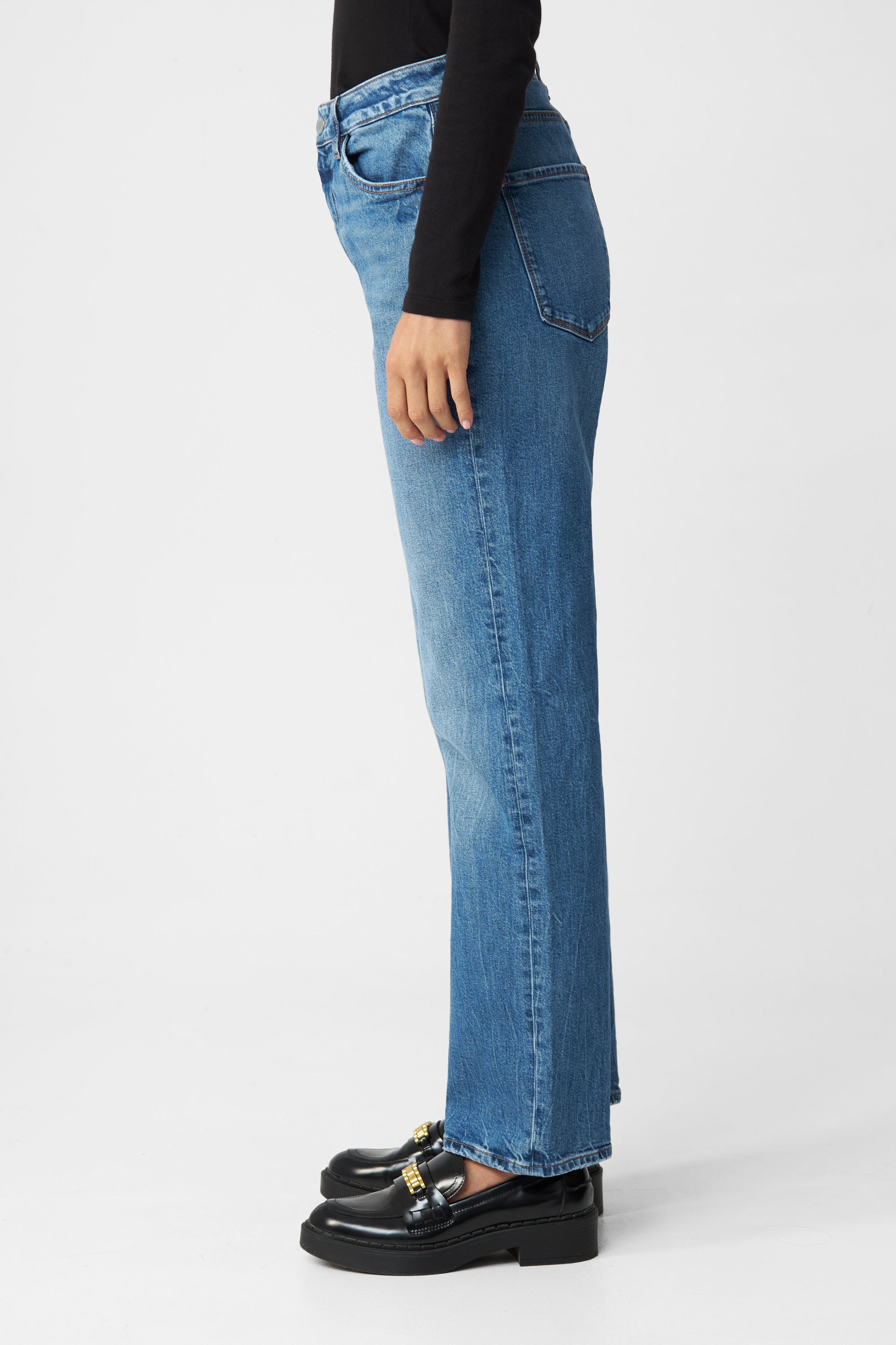 MORNING Regular Straight Jeans in Medium Blue, 5-Pocket, entspannte Taille, gerades Bein; Bio-Baumwolle mit leichtem Stretch, Seitenansicht.