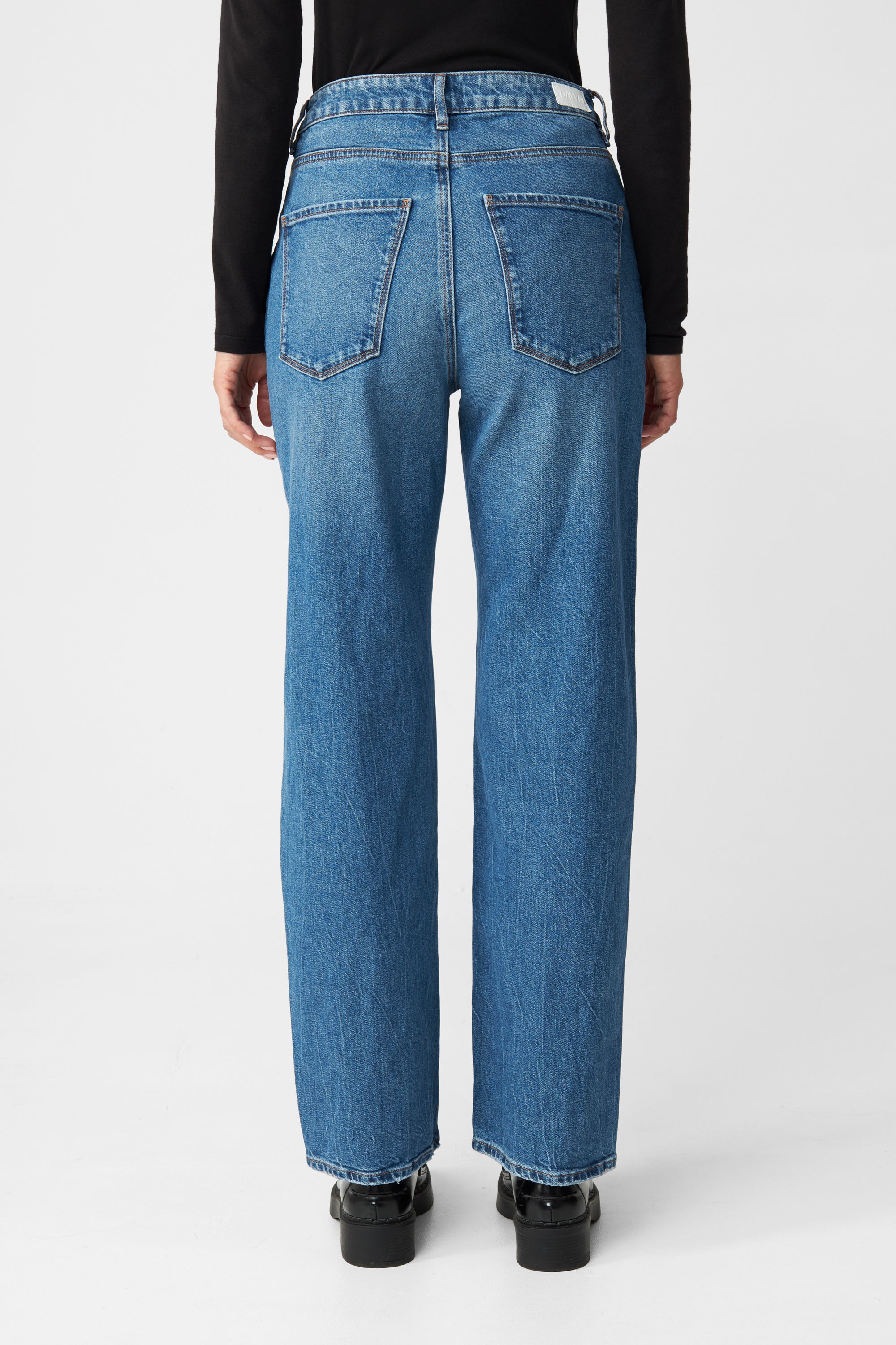 Rückenansicht einer MORNING Jeans in mittelblauem Denim, Regular Straight Minimal Stretch, 5-Pocket-Design, zwei Gesäßtaschen, Bundlabel sichtbar.