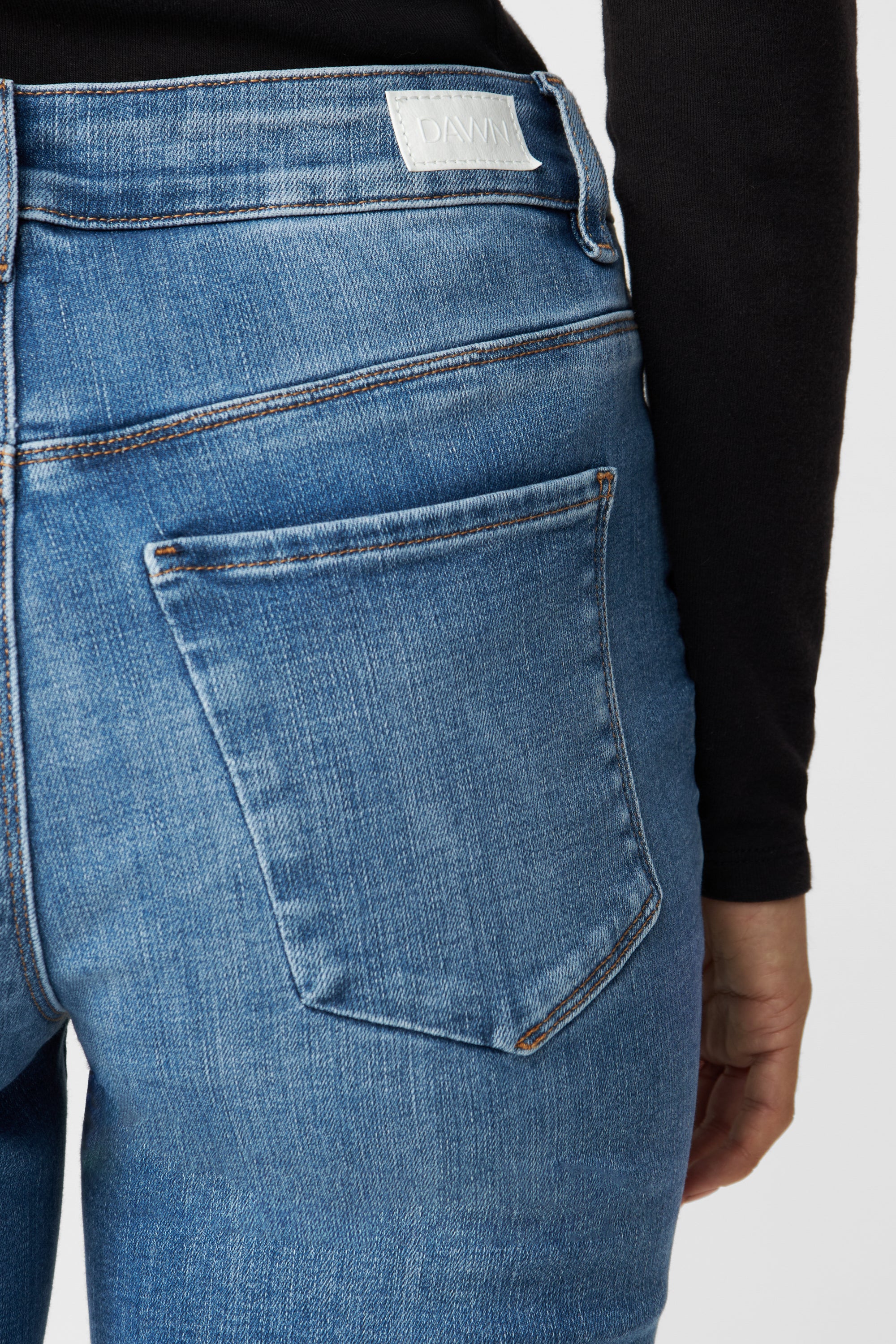 Rückansicht einer faded-blue STELLAR Slim Comfortstretch High-Waist-Jeans von DAWN; sichtbare Hintertasche und Bundlabel.
