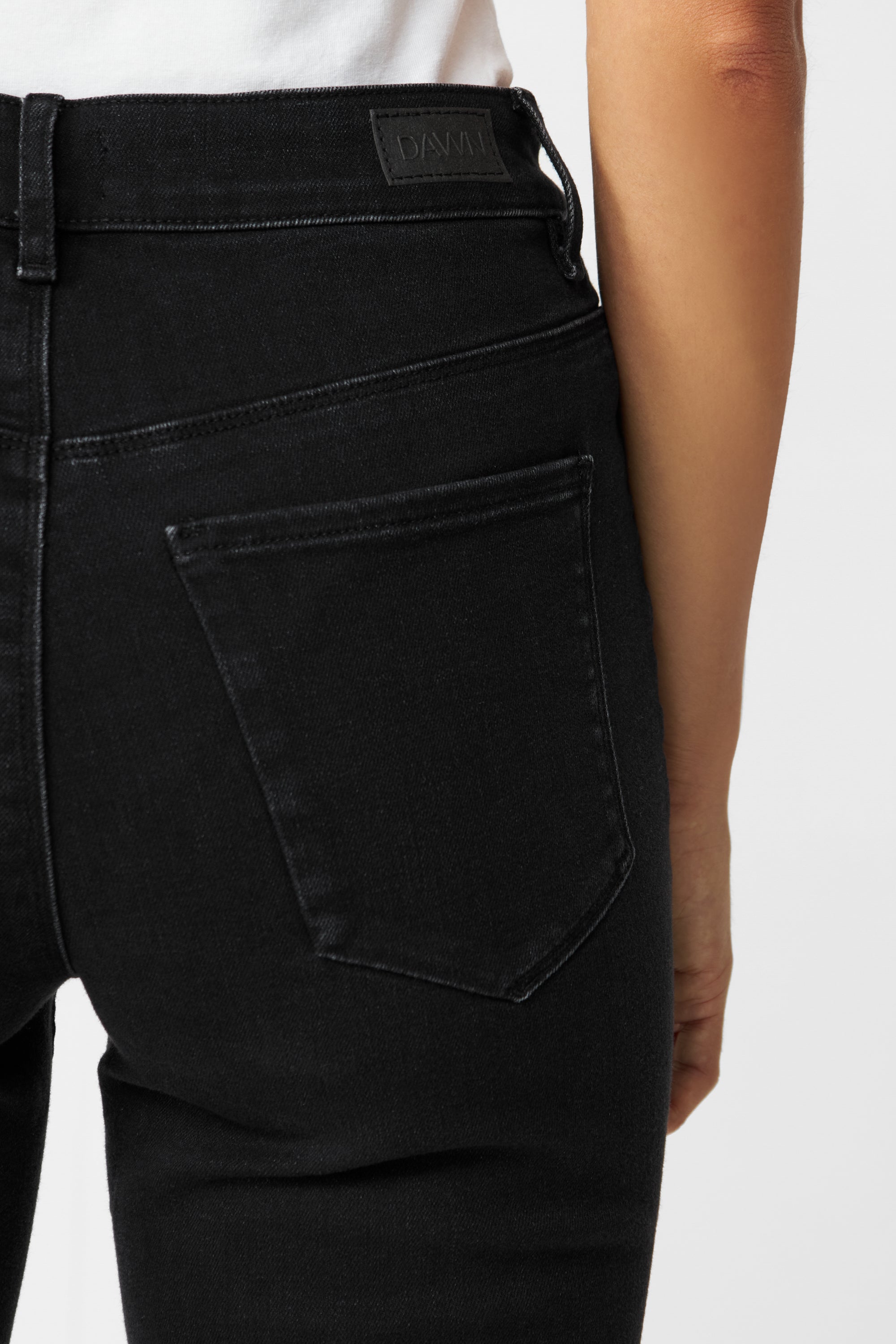 Schwarze STELLAR Slim Comfortstretch Jeans, Rückansicht mit Hintertasche und hohem Bund; DAWN-Label am Bund.