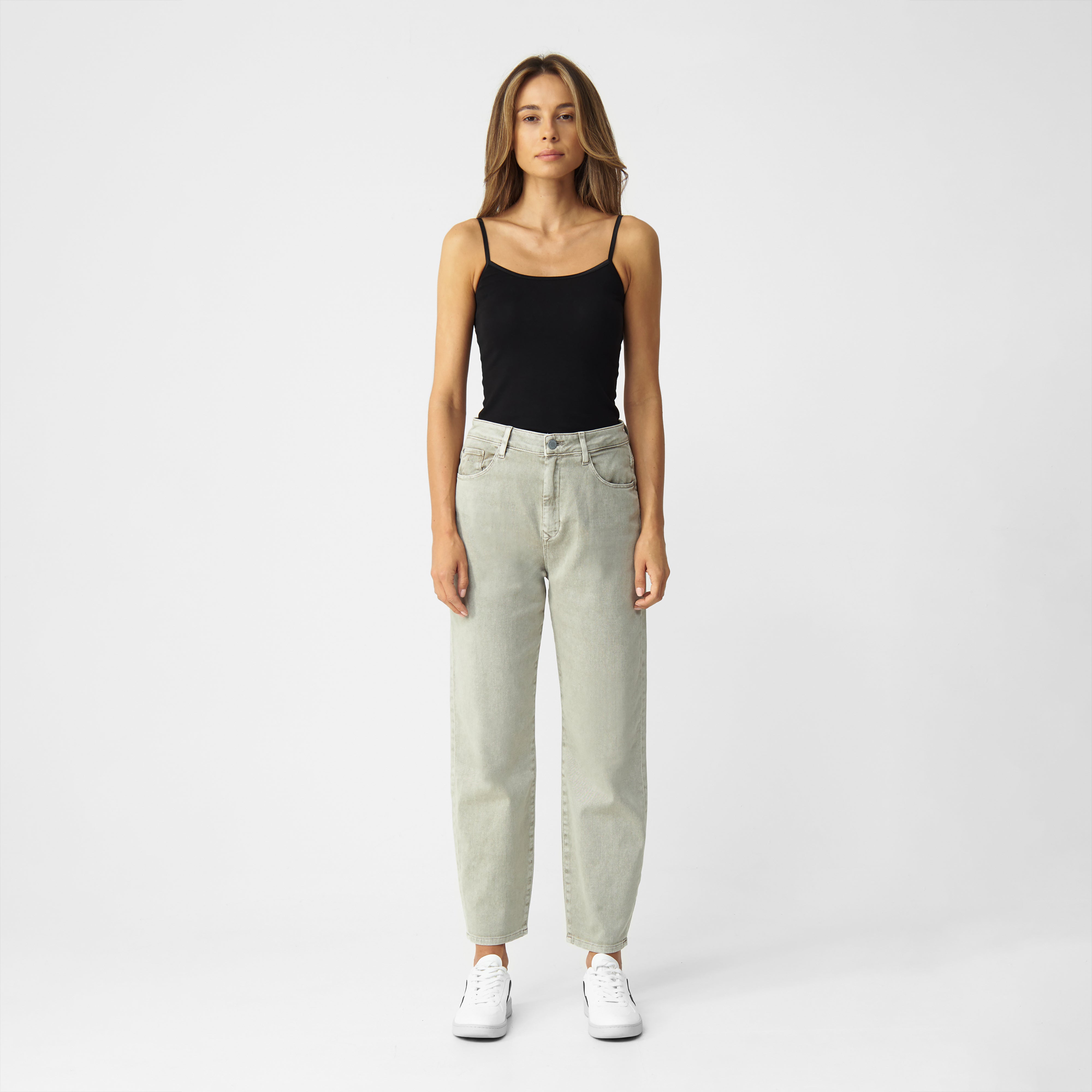 STARDUST O-Shape Soft Denim Jeans in Faded Cement, hoch tailliert, entspannte Hüfte, mittlerer Beinverlauf, Saum zum Knöchel hin schmal.