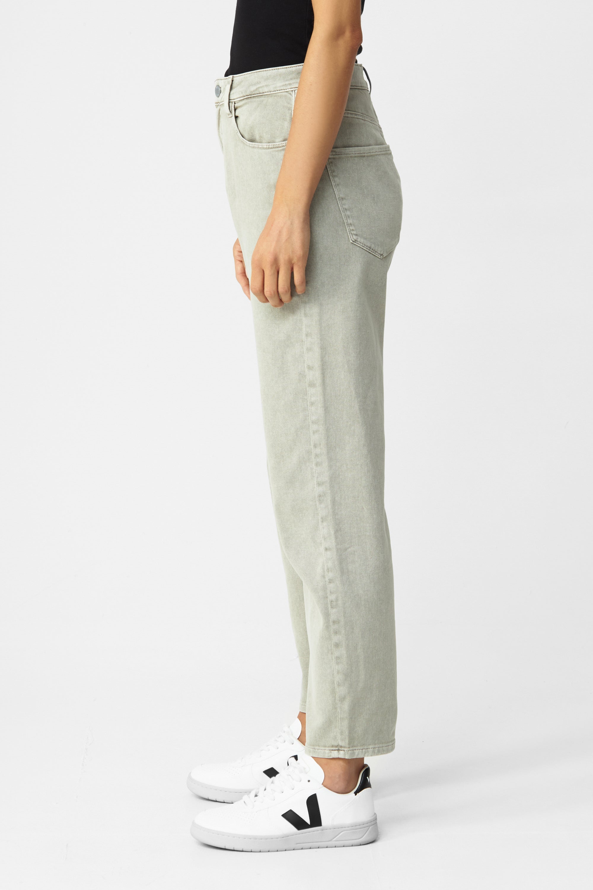 Seitenansicht der STARDUST Soft Denim O-Shape Jeans in Faded Cement: High-Waist, entspannte Hüfte, mittleres Bein, zum Saum hin schmal.