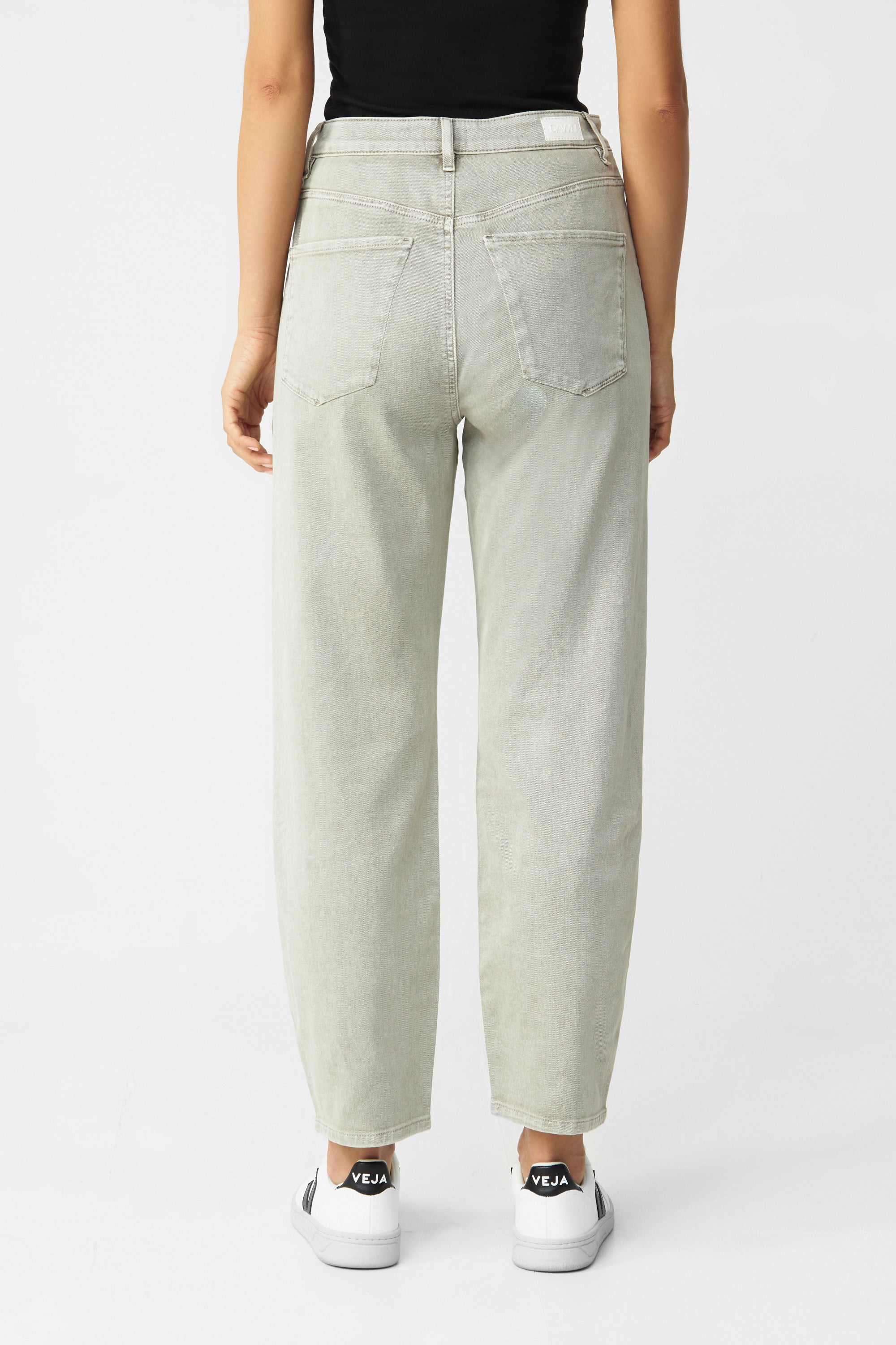 Rückansicht der STARDUST O-Shape Jeans in Faded Cement: hohe Taille, lockerer Hüftbereich, mittlerer Beinverlauf, zum Saum hin schmaler, zwei Gesäßtaschen.