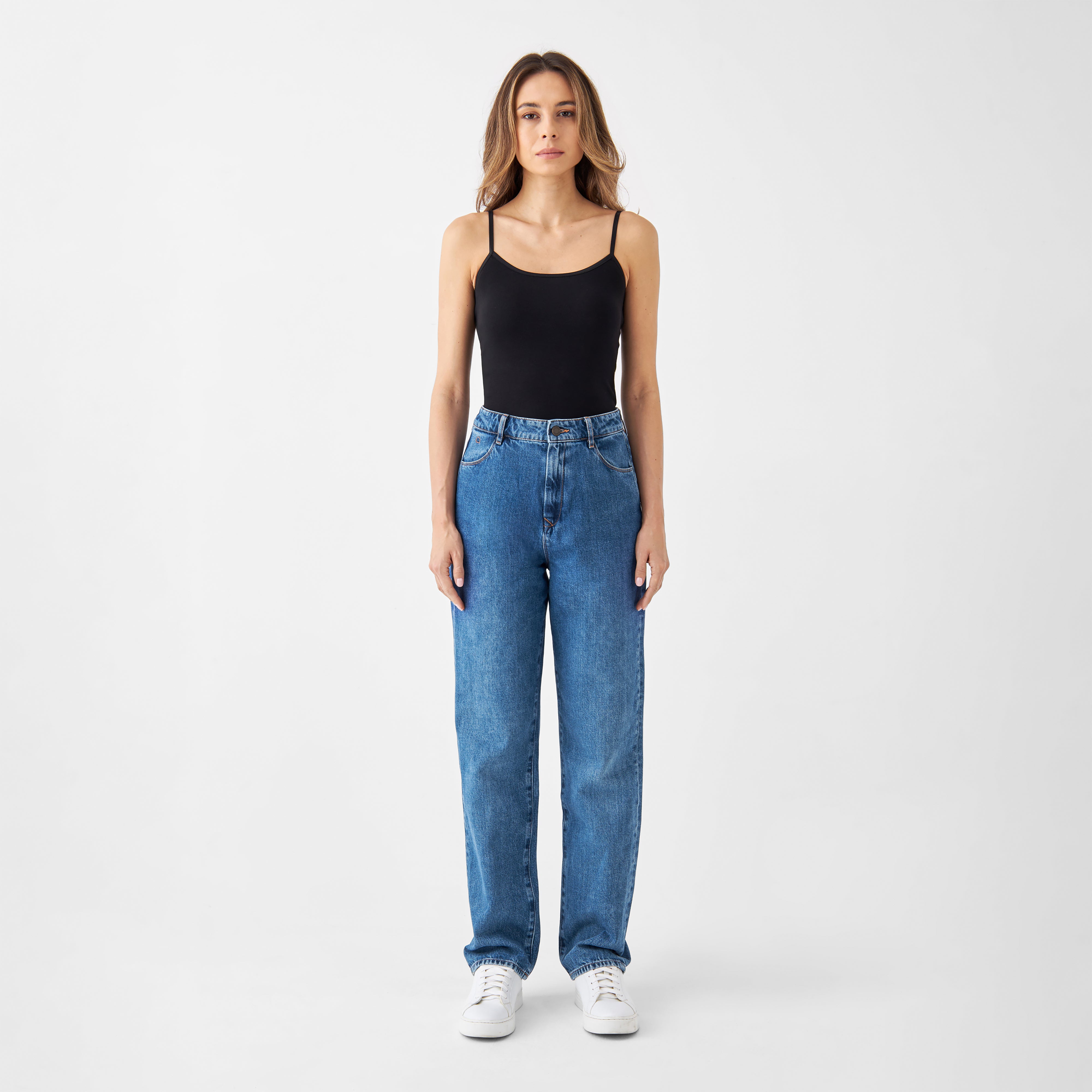 DAWN Wide Straight Non-Stretch Jeans in Medium Blue, hoher Bund, weites gerades Bein, Bio-Baumwolle + Hanf-Denim, Frontansicht mit schwarzem Top.