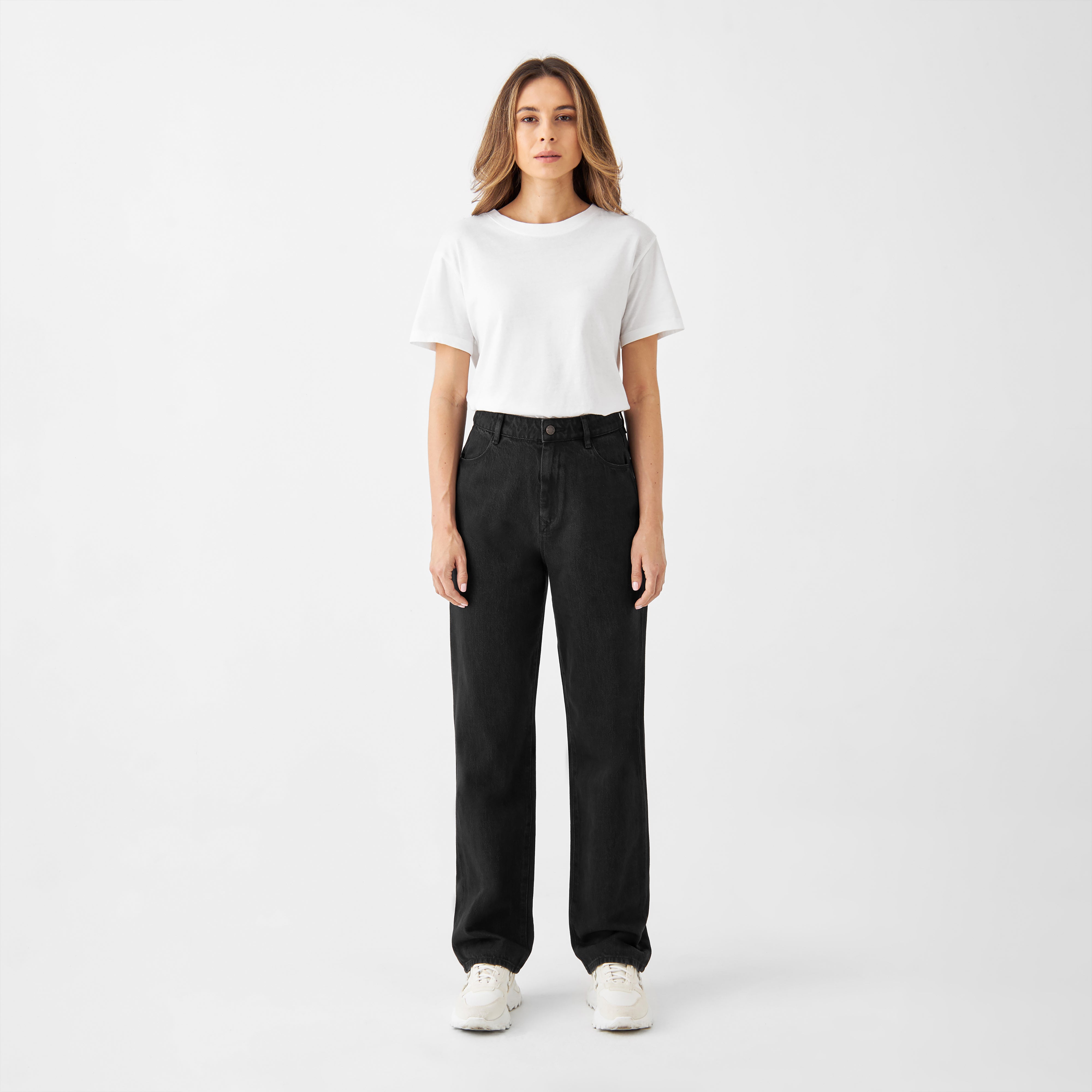 DAWN Black Denim: Schwarze High-Waist-Jeans, weites gerades Bein, 100% Bio-Baumwolle; Frontansicht – ohne Stretch.
